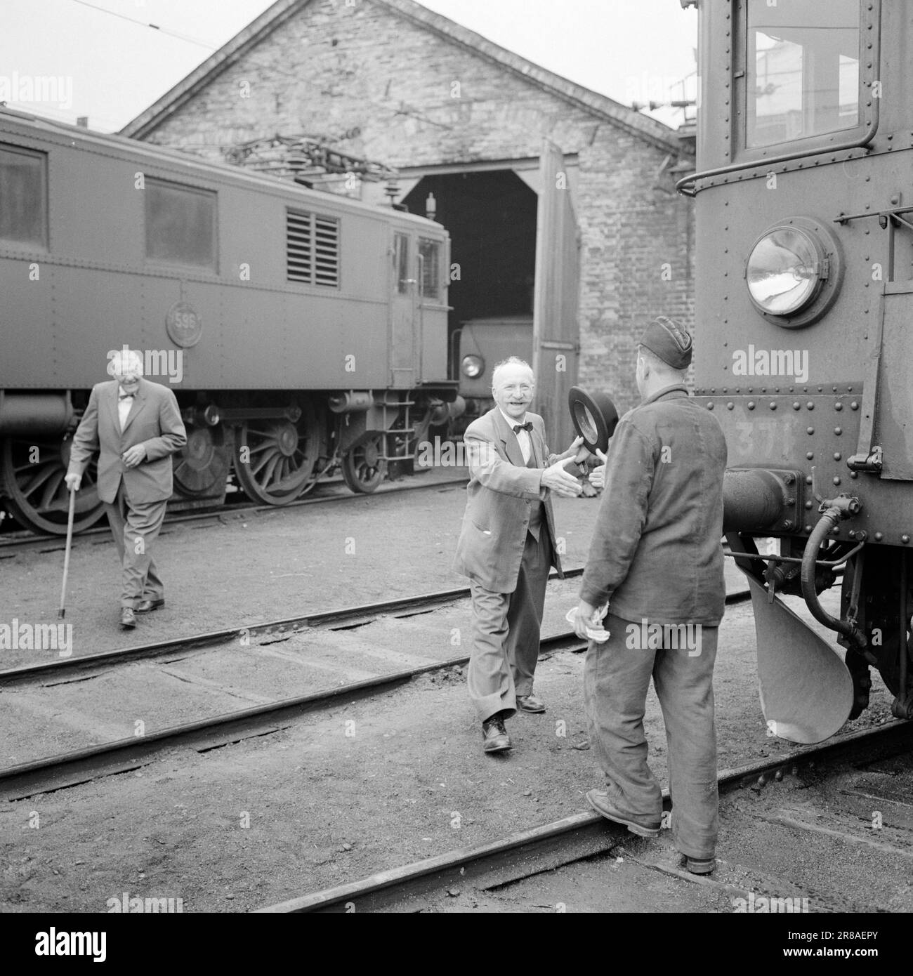 Attuale 39-7-1960: Scappatoia al confine dove si trova Morokulien oggi, si è svolta una delle più incredibili avventure illegali della guerra. La linea di collegamento principale tra il fronte di casa e il fronte esterno passava proprio davanti ai nasi delle guardie tedesche. Ex pilota di locomotive e contrabbandiere Johan Wangen. Foto: Aage Storløkken / Aktuell / NTB ***FOTO NON ELABORATA*** Foto Stock