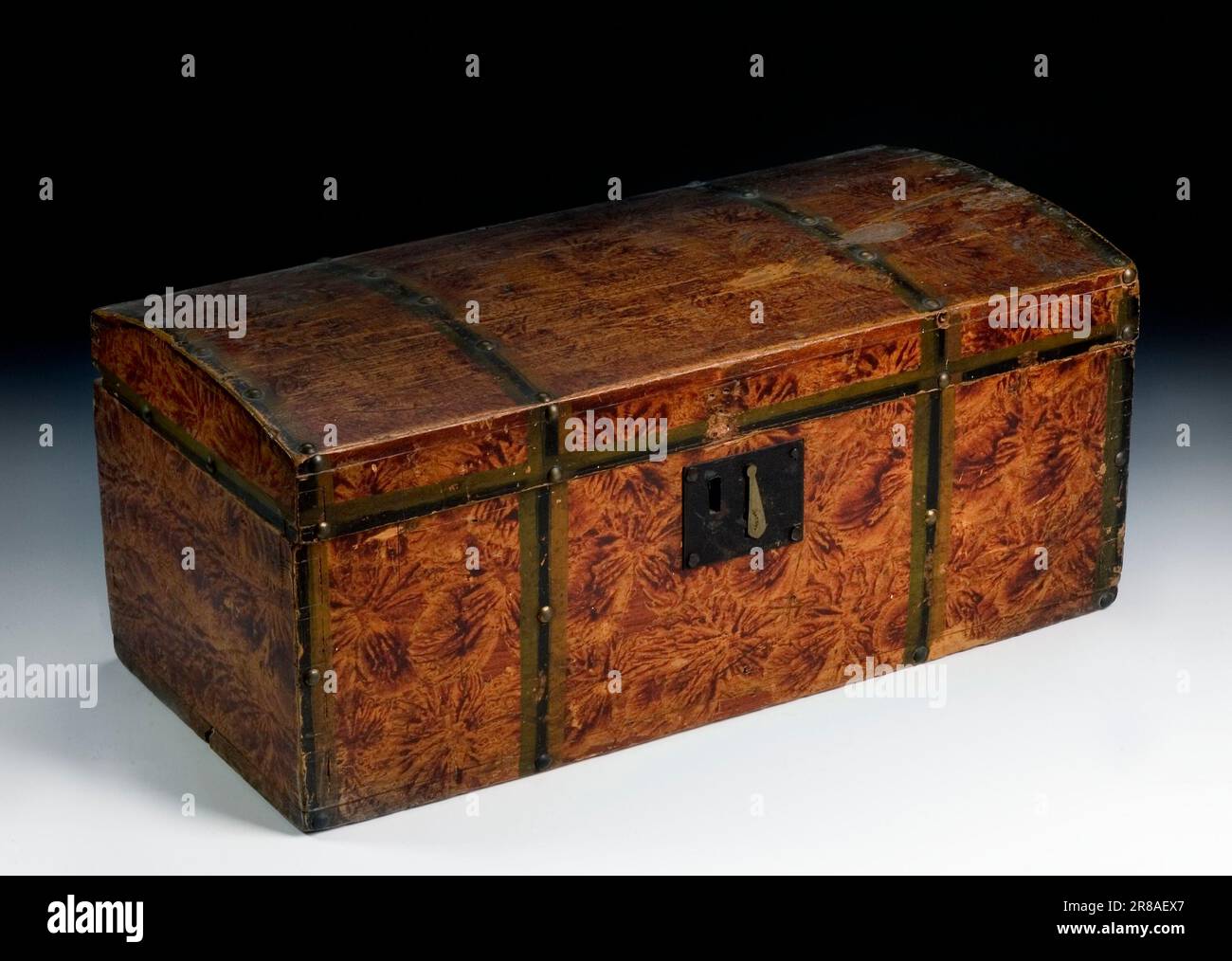 Scatola dipinta di spugna con coperchio a cupola ed effetti Trompe l'Oeil ca. 1840 di Unidentified Foto Stock