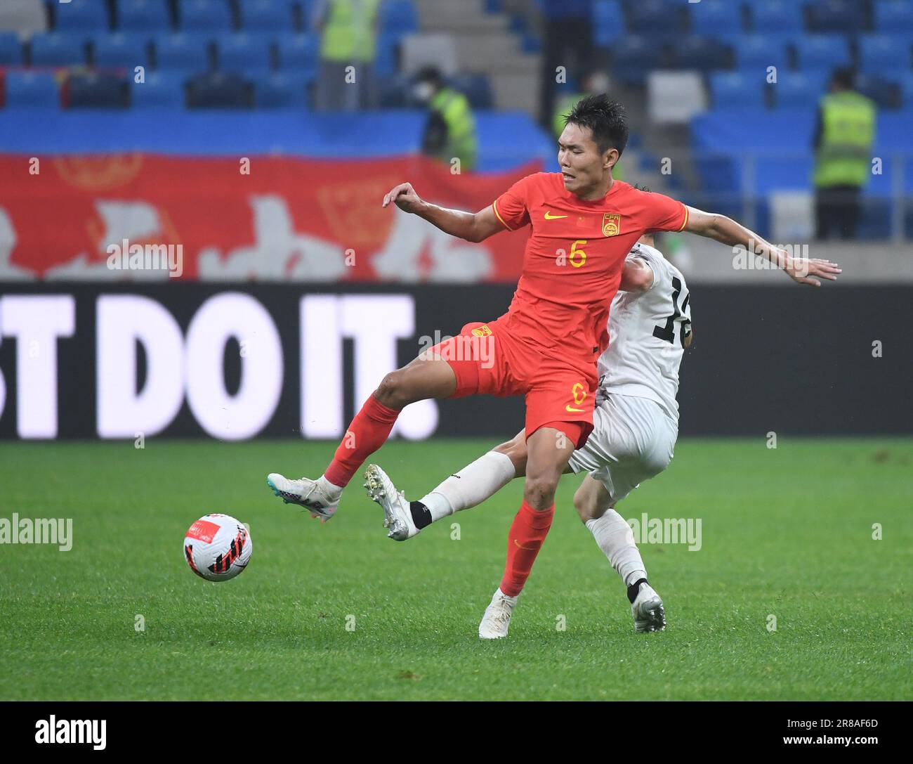 Dalian, provincia cinese di Liaoning. 20th giugno, 2023. Wang Shangyuan (L) della Cina compete durante una partita internazionale di calcio amichevole tra Cina e Palestina a Dalian, provincia di Liaoning della Cina nord-orientale, il 20 giugno 2023. Credit: Notizie dal vivo Long Lei/Xinhua/Alamy Foto Stock