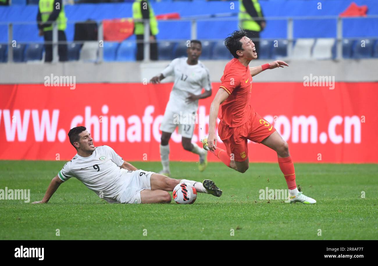 Dalian, provincia cinese di Liaoning. 20th giugno, 2023. Gao Zhunyi (R) della Cina compete durante una partita internazionale di calcio amichevole tra Cina e Palestina a Dalian, provincia di Liaoning della Cina nord-orientale, il 20 giugno 2023. Credit: Notizie dal vivo Long Lei/Xinhua/Alamy Foto Stock