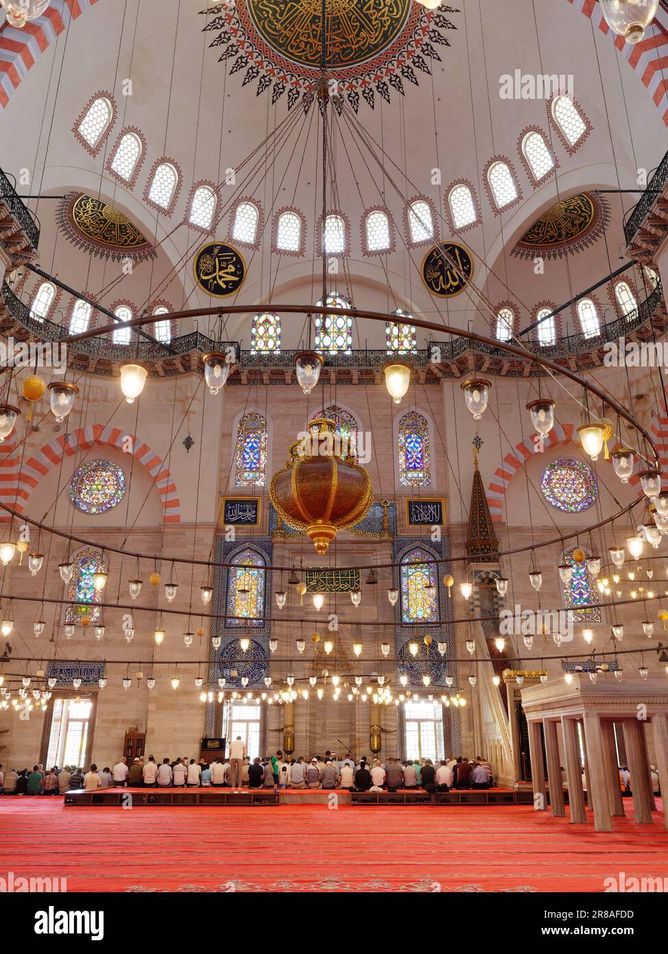 Uomini che pregano insieme all'interno della moschea di Solimano a Stanbul, in Turchia Foto Stock