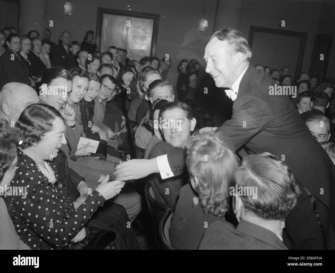 Corrente 3-1947: La magica rivueFloating Zorina di Sheridan legge i nostri pensieri. Il fenomenale numero di mental-reading di Madame Zorina nella magica rivista di Sheridan a Søilen a Oslo sta suscitando un'agitazione. In precedenza ha fatto una forte impressione sugli ascoltatori radiofonici norvegesi. Foto: TH. Skotaam / Aktuell / NTB ***FOTO NON ELABORATA*** Foto Stock