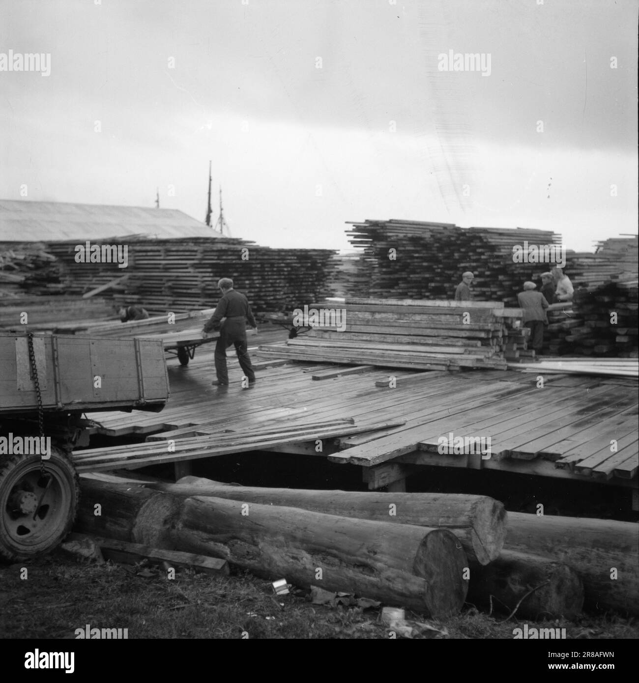 Attuale 20-3-1947: Honningsvåg'tra caserme e montagne lungo il mare...' Quando i "dipartimenti di costruzione" tedeschi lasciarono Honningsvåg, solo la piccola chiesa in legno rimase e testimoniò che Honningsvåg era stata una piccola comunità fiorente, il più grande villaggio di pescatori di West Finnmark. Come si guarda oggi a Honningsvåg, quasi tre anni dopo che i tedeschi iniziarono i loro devastamenti a Finnmark? Come si procede con il controverso restauro del nord? Sulla banchina di Honningsvåg, il materiale viene venduto per tutti i soldi. Le quantità sembrano impressionanti, ma devono essere distribuite sopra Foto Stock