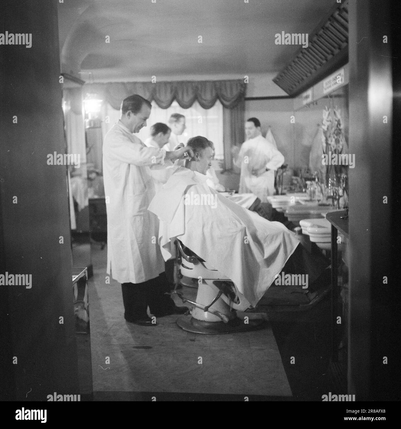 Corrente 22-1-1947: Il passato in un'ora di visitoPer un'ora ogni mattina, l'elettricità viene spenta a Oslo, come tanti altri luoghi del paese. A Oslo, il tempo di disconnessione è 11,30–12,30, in altri luoghi ci possono essere altri tempi. – L'interruzione dell'alimentazione provoca una significativa interruzione del lavoro per le aziende che dipendono dall'elettricità per le loro macchine. Foto: TH. Skotaam / Aktuell / NTB ***FOTO NON ELABORATA*** Foto Stock