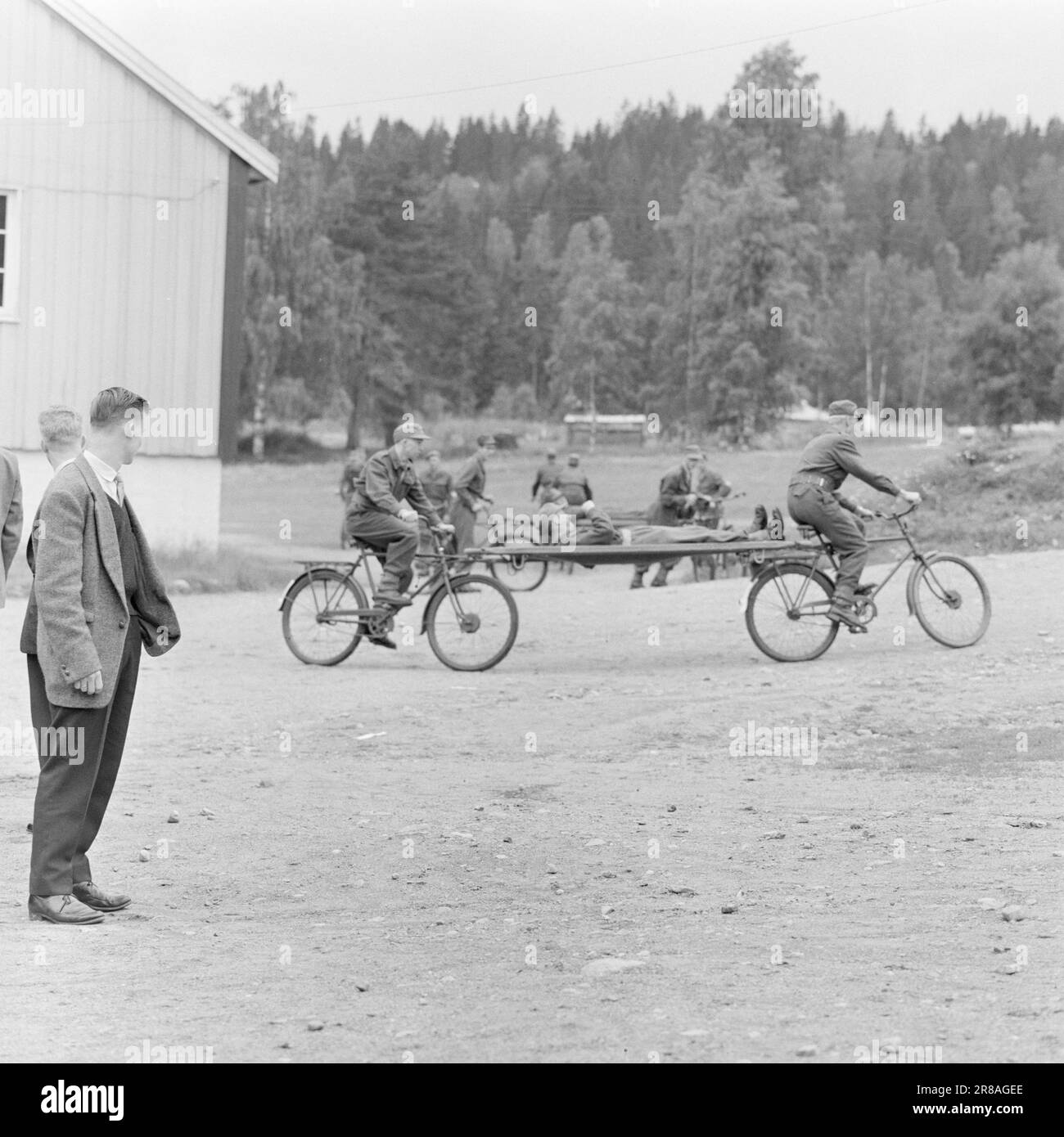 Attuale 32-1-1960: Thore diventa un reclutamento diventare un reclutamento è un business serio. I sergente, le aringhe, i luogotenenti e i capitani prendono il controllo per le madri, i padri, le mogli e i fidanzati - per 16 mesi, i mesi lunghi per un uomo di 20 anni. Banda barella questo sembra divertente. L'ufficiale ha detto che per i primi giorni questo è fatto con risate e scherzi. Alcuni cadono in modo che il 'paziente' cade fuori - ma quando gli esercizi diventano seri - allora diventa serio, poi, ha detto l'ufficiale, quasi ominously. Foto: Aage Storløkken / Aktuell / NTB ***FOTO NON ELABORATA*** Foto Stock