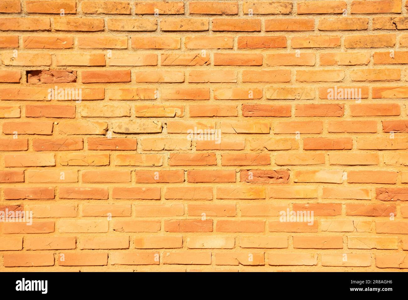 Catalao, Goias, Brasile – 18 giugno 2023: Un muro di mattoni impilati di colore arancione. Foto Stock