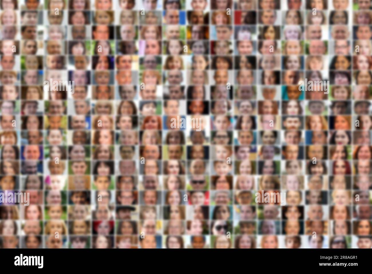 sfondo di molti volti umani, sfocato Foto Stock