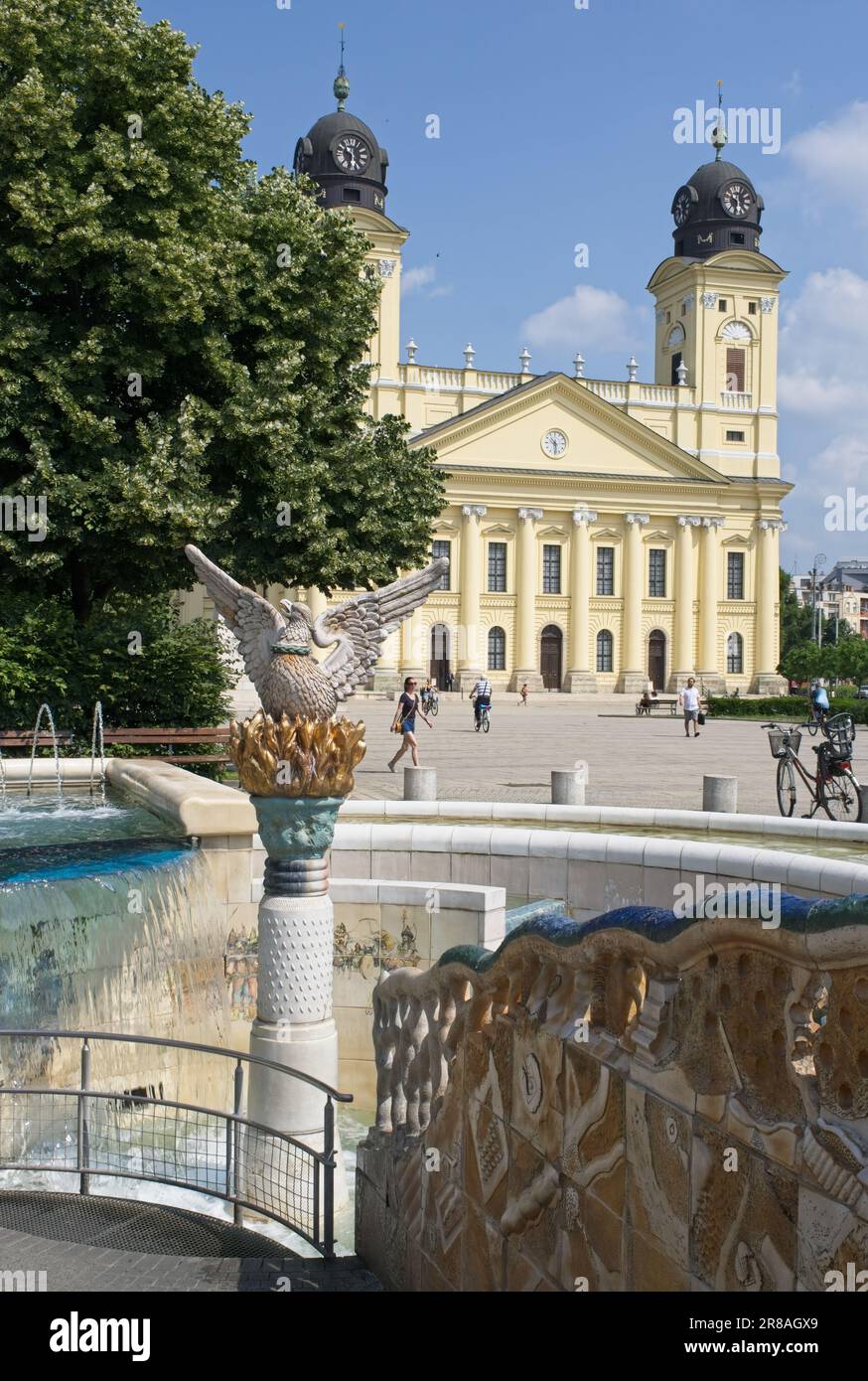 Debrecen, Ungheria - 18 giugno 2023: Una passeggiata nel centro della città di Debrecen nel nord-est dell'Ungheria in una giornata di sole primaverile. Grande Chiesa riformata. Selez Foto Stock