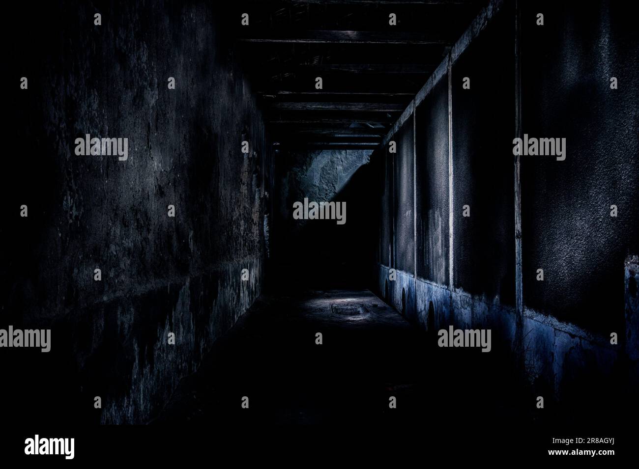 odioso corridoio scuro in abbandono Foto Stock