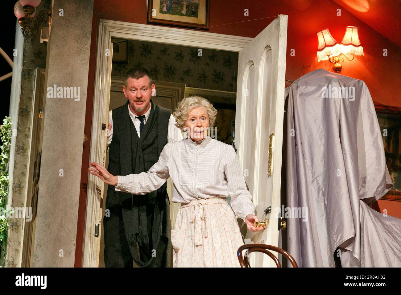 John Gordon Sinclair (Professor Marcus), Angela Thorne (Mrs Wilberforce) nei LADYKILLERS al Teatro Vaudeville, Londra WC2 09/07/2013 nuovo adattamento di scena di Graham Linehan design: Michael Taylor illuminazione: James Farncombe regista: Sean Foley Foto Stock