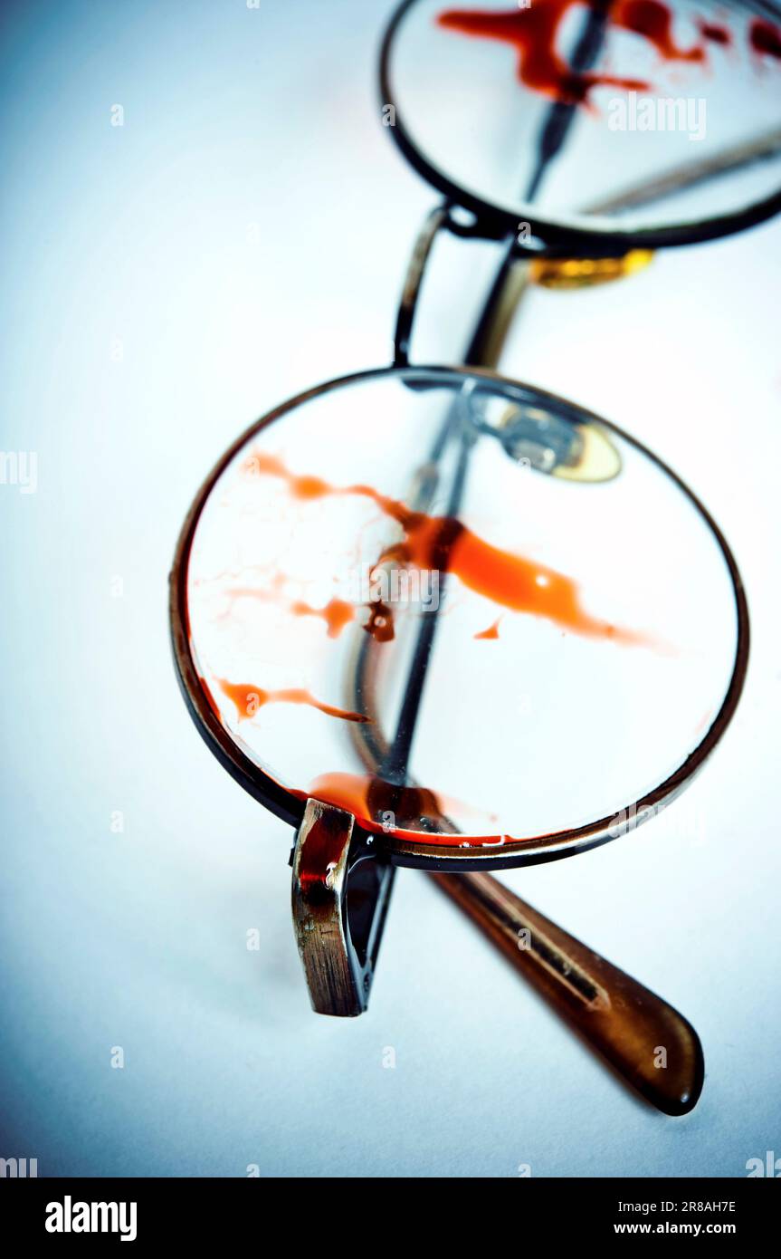 bicchieri rotondi colorati con sangue, macchie di sangue sugli occhiali Foto Stock