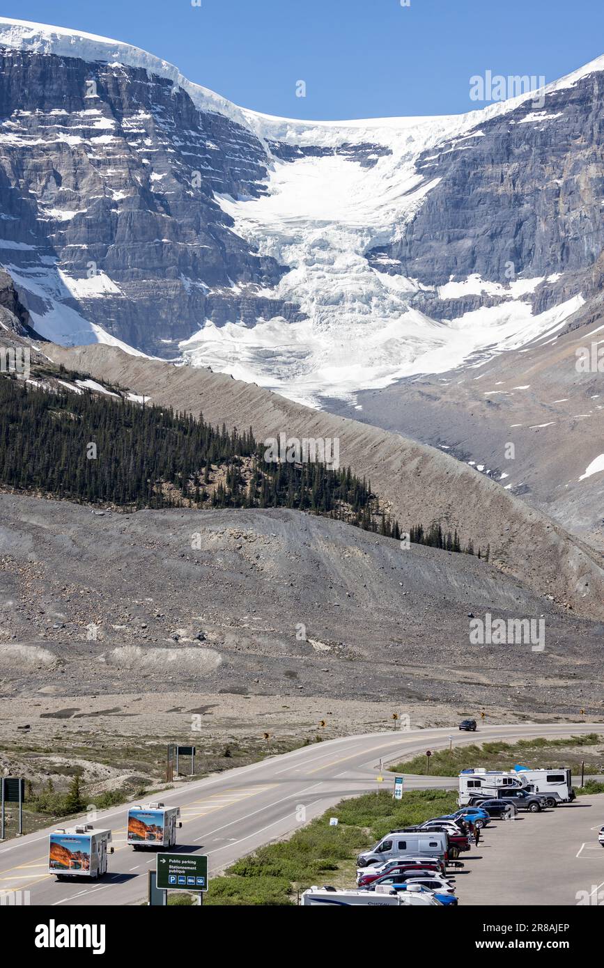 Coppia di case a motore che viaggiano sulla Icefield Parkway di fronte al grande ghiacciaio nel Jasper National Park, Alberta, Canada il 6 giugno 2023 Foto Stock