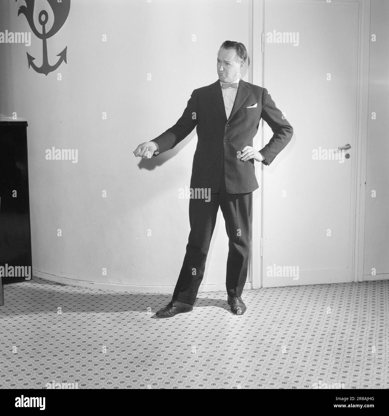 Corrente 12-1-1960: Il teatro di una persona Jens Bolling è come Dovregubben - 'abbastanza per se stesso'. Tutto da solo, interpreta il capolavoro di Ibsen sul palco - oltre 40 persone. Il pulsante molder t.H.: Qui si può vedere: Io sono un pulsante molder. Sarai nel mio cucchiaio. Per Gynt TV: Cosa devo fare? Il pulsante molder: Si sarà rielted. Per Gynt: Fusione? Il pulsante molder: Qui è, infarinato e vuoto. La tua tomba è scavata, la tua bara ordinata. Foto: Ivar Aaserud / Aktuell / NTB ***FOTO NON ELABORATA*** Foto Stock