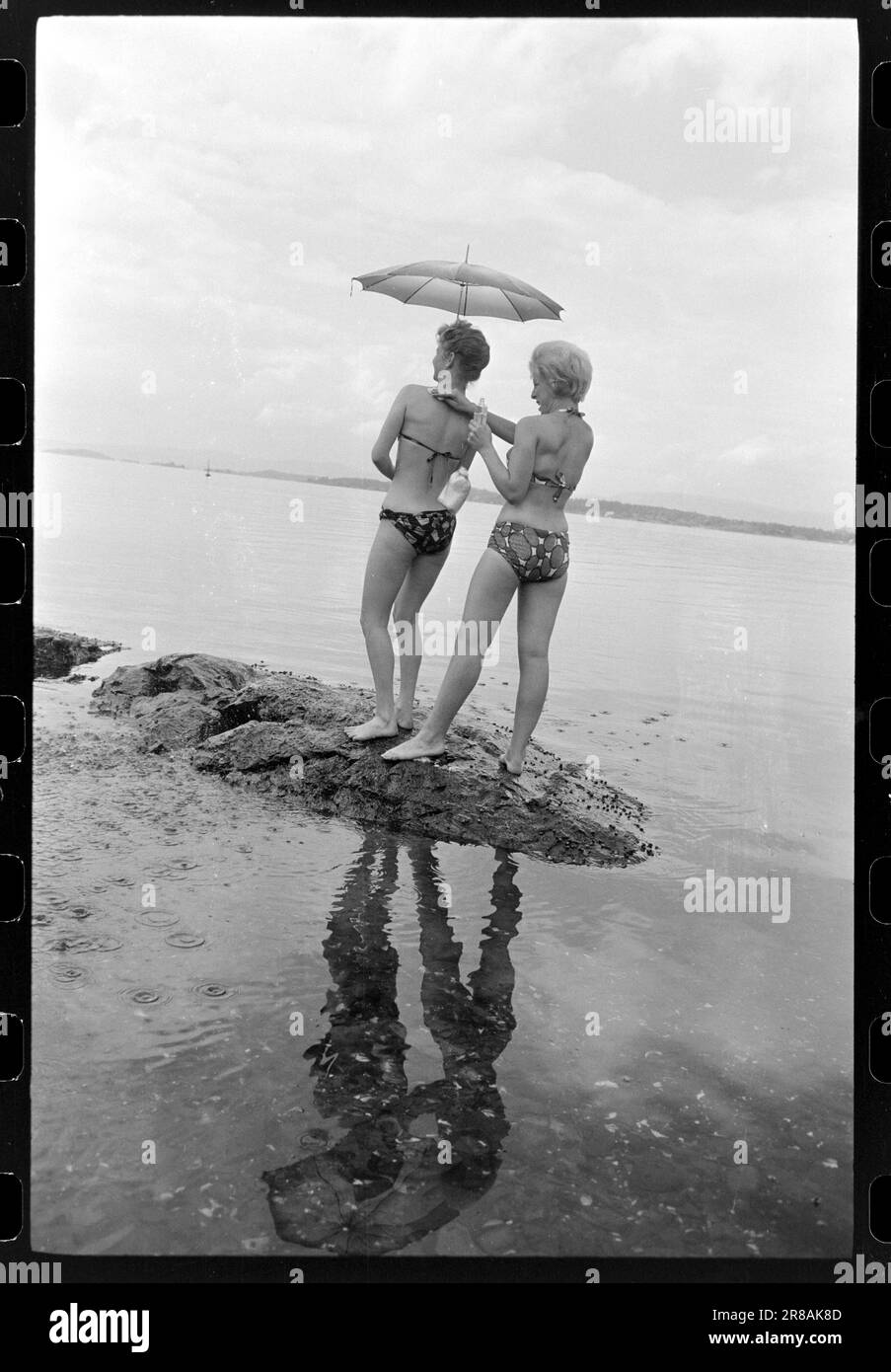 Attuale 33-5-1960: Marrone senza sole ora una nuova preparazione è disponibile per l'acquisto qui in Norvegia - un liquido che si striscio su in modo che si ottiene un abbronzatura durante la notte. Abbiamo fatto un esperimento e potete studiare i risultati nelle immagini. Dopo otto ore, la Marit oliata era dorata, ma aggiungiamo che si è rivelata un'abbronzatura costosa. Per il trattamento sono state utilizzate circa tre bottiglie, ciascuna delle quali costa 12 NOK. Era gocciolante e il sole era lontano dalle nuvole quando il primo cappotto fu posato alle 12. Marit (a sinistra) la voltò di nuovo a Brittan e la lasciò sola. Se la panacea mantenesse la sua promessa Foto Stock