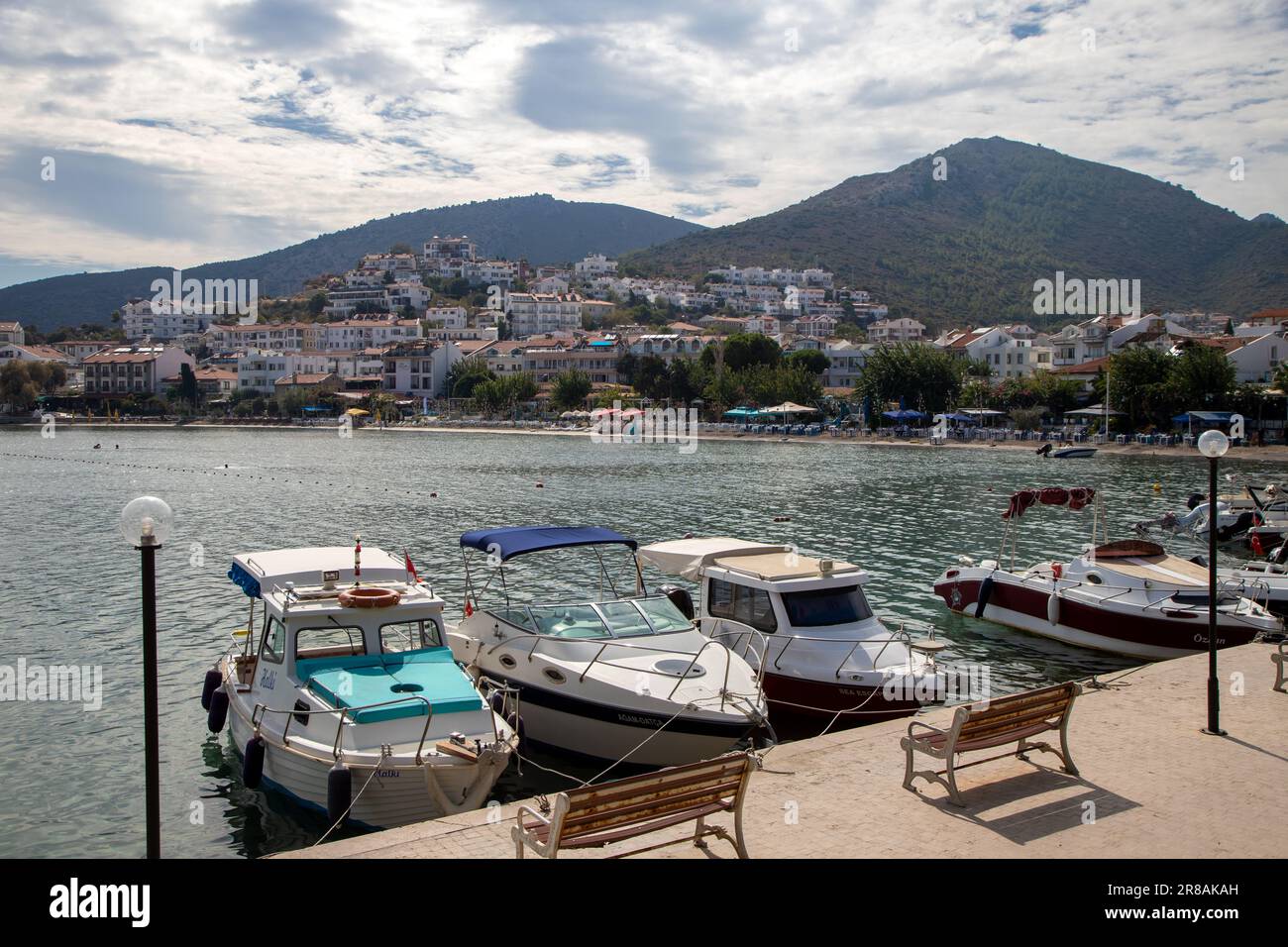 Mugla, Turchia - 10-11-2022: Paesaggio cittadino con barche da pesca Foto Stock