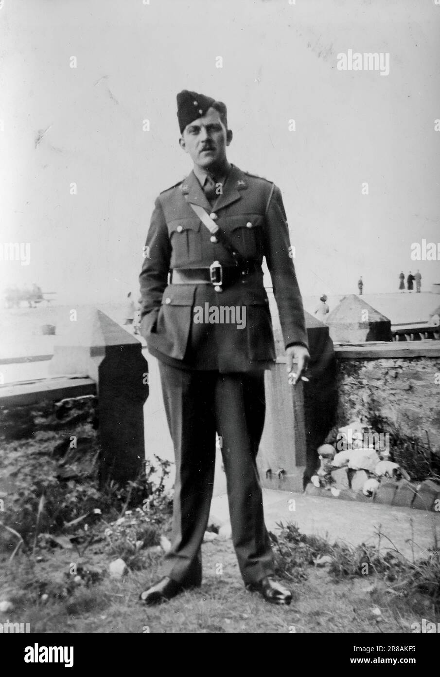 Un capitano R.A.F. in uniforme fumando una sigaretta in un giardino, c1941. Da una raccolta di fotografie personali, molte delle quali non sono state annotate in alcun dettaglio. La famiglia senza nome era di Witley, un piccolo villaggio di Waverley e vicino a Godalming nel Surrey, Inghilterra. Foto Stock