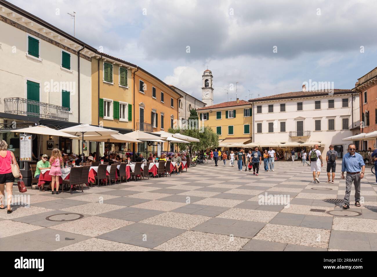 Una pittoresca piazza piena di ristoranti, caffetterie e negozi nella storica Lazise, Lago di Garda, Italia, Europa Foto Stock