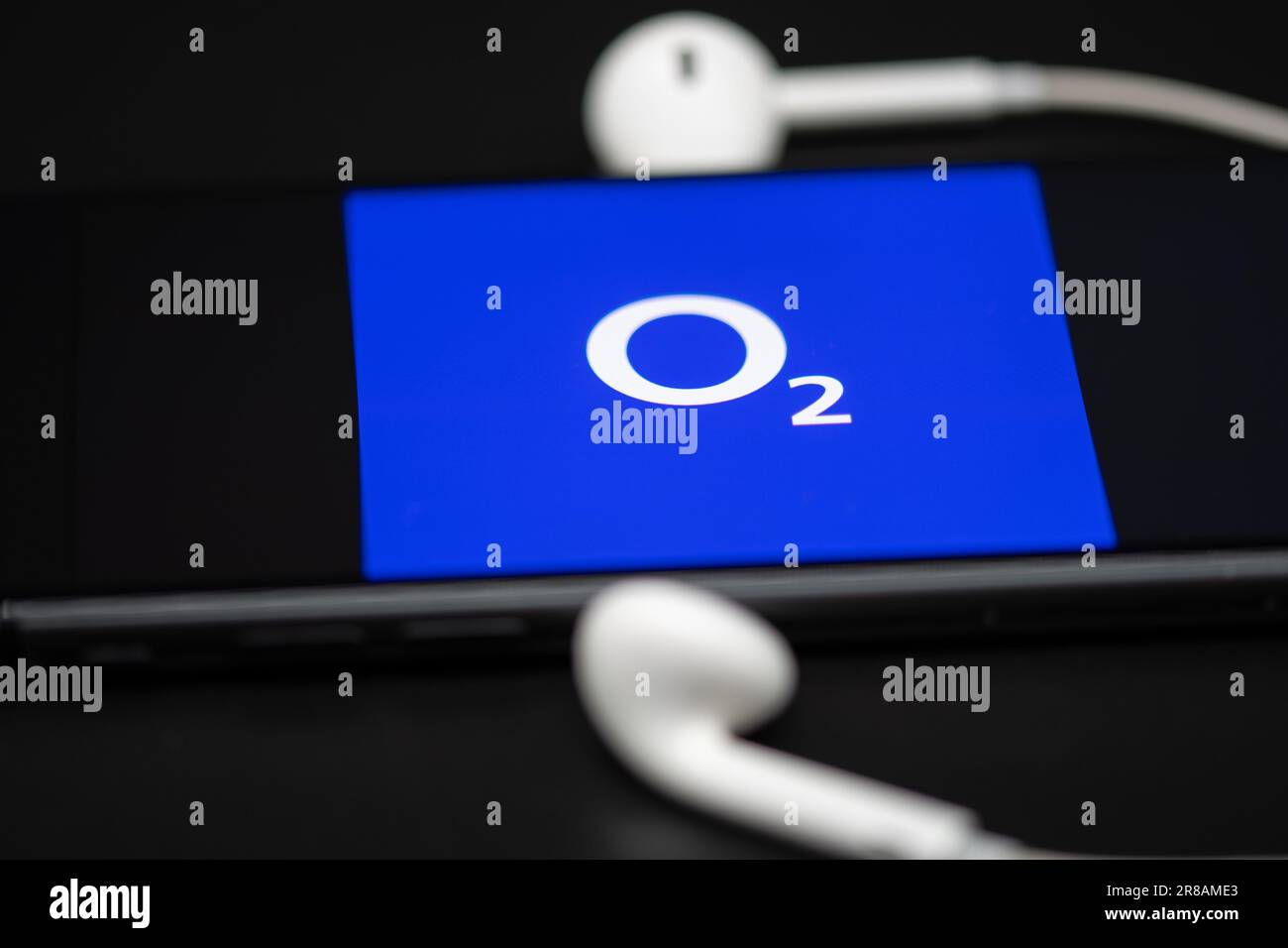 Rheinbach, Germania 20 giugno 2023, il logo del marchio dell'operatore mobile "O2" sul display di uno smartphone (attenzione al logo del marchio) Foto Stock
