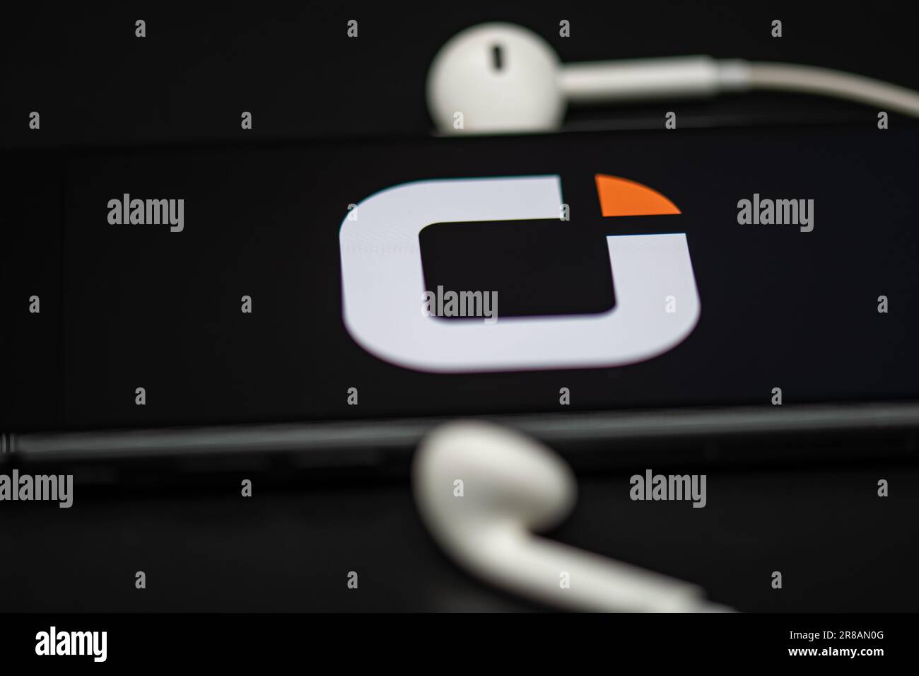 Rheinbach, Germania 20 giugno 2023, il logo del marchio dell'operatore di telefonia mobile "Otelo" sul display di uno smartphone (attenzione al logo del marchio) Foto Stock