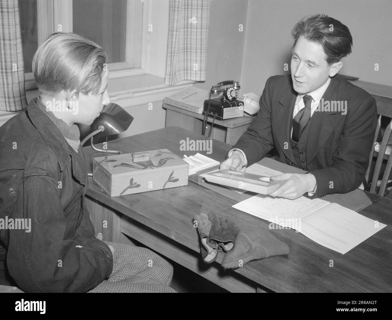 Corrente 10-1947: Guida vocaleQual sarà? In un mese, circa 45.000 ragazze e ragazzi lasceranno la scuola primaria e si troveranno di fronte a una vasta gamma di scelte di carriera. La complessa macchina sociale dei nostri giorni e la grande diversità delle professioni specializzate rendono la scelta un problema difficile. Allo stesso tempo, il futuro dei giovani e il benessere della società dipendono da una corretta soluzione del problema. In questa relazione, 'Aktuell? Segue un 14 anni di Grünerløkka a Oslo, Arne Møien, attraverso il labirinto di orientamento professionale per vedere cosa sta facendo la società per aiutarlo a ottenere Foto Stock