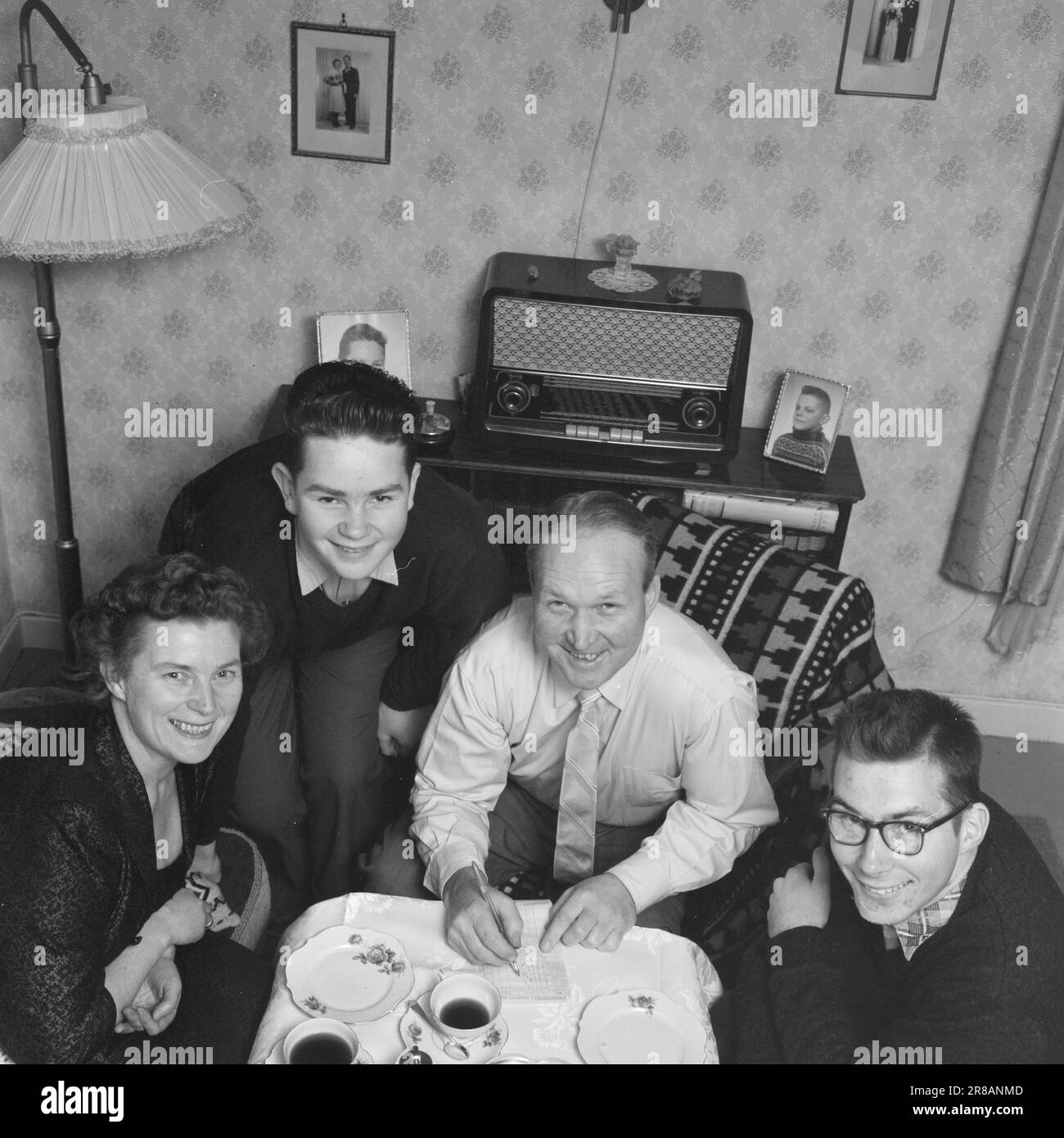 Attuale 1-9-1960: Fortuna con X, 1 e 2 vincite di scommessa di oltre un milione di corone sono andati a Notodden negli ultimi anni. Turni di lavoro di circa NOK 70.000. Una domenica sera, Arne Hopp Andreassen tornò a casa dalla sua famiglia e disse loro che il suo coupon era stato inserito con 12 numeri corretti. Non era certo una sensazione, Andreassen aveva già vinto la mancia 14 volte. "Siamo stati probabilmente un po' presi in giro quando abbiamo sentito che il premio era un enorme NOK 64.000!" Da allora, ci sono stati diversi premi. Informazioni su. Andreassen ha vinto un totale di 70.000 NOK. Il denaro è stato utilizzato per un'auto e l'acquisto Foto Stock