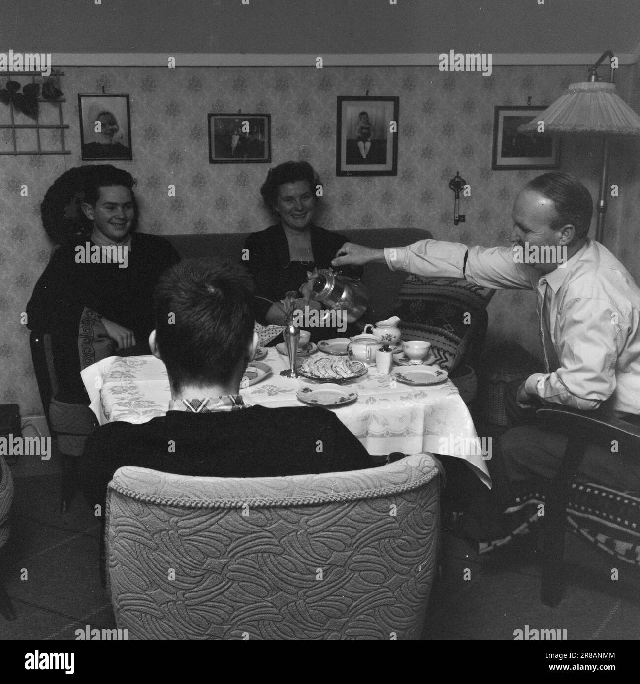 Attuale 1-9-1960: Fortuna con X, 1 e 2 vincite di scommessa di oltre un milione di corone sono andati a Notodden negli ultimi anni. Turni di lavoro di circa NOK 70.000. Una domenica sera, Arne Hopp Andreassen tornò a casa dalla sua famiglia e disse loro che il suo coupon era stato inserito con 12 numeri corretti. Non era certo una sensazione, Andreassen aveva già vinto la mancia 14 volte. "Siamo stati probabilmente un po' presi in giro quando abbiamo sentito che il premio era un enorme NOK 64.000!" Da allora, ci sono stati diversi premi. Informazioni su. Andreassen ha vinto un totale di 70.000 NOK. Il denaro è stato utilizzato per un'auto e l'acquisto Foto Stock