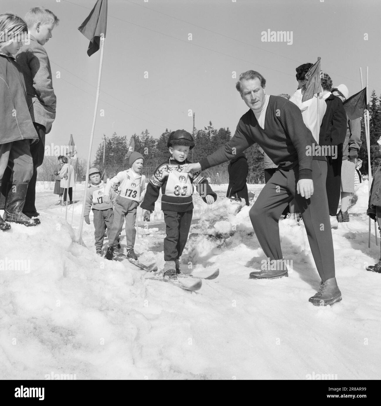 Corrente 18-11-1960: OFF per il campione 1980 la scuola di sci di Tomm Murstad ha avuto la sua ultima gara. I bambini di tutte le età si sforzano molto. Dobbiamo fare i calcoli con un respiro nel terreno quando il primo uomo non può decidere di partire. Allora è necessario un incoraggiamento. Foto: Ivar Aaserud / Aktuell / NTB ***FOTO NON ELABORATA*** Foto Stock