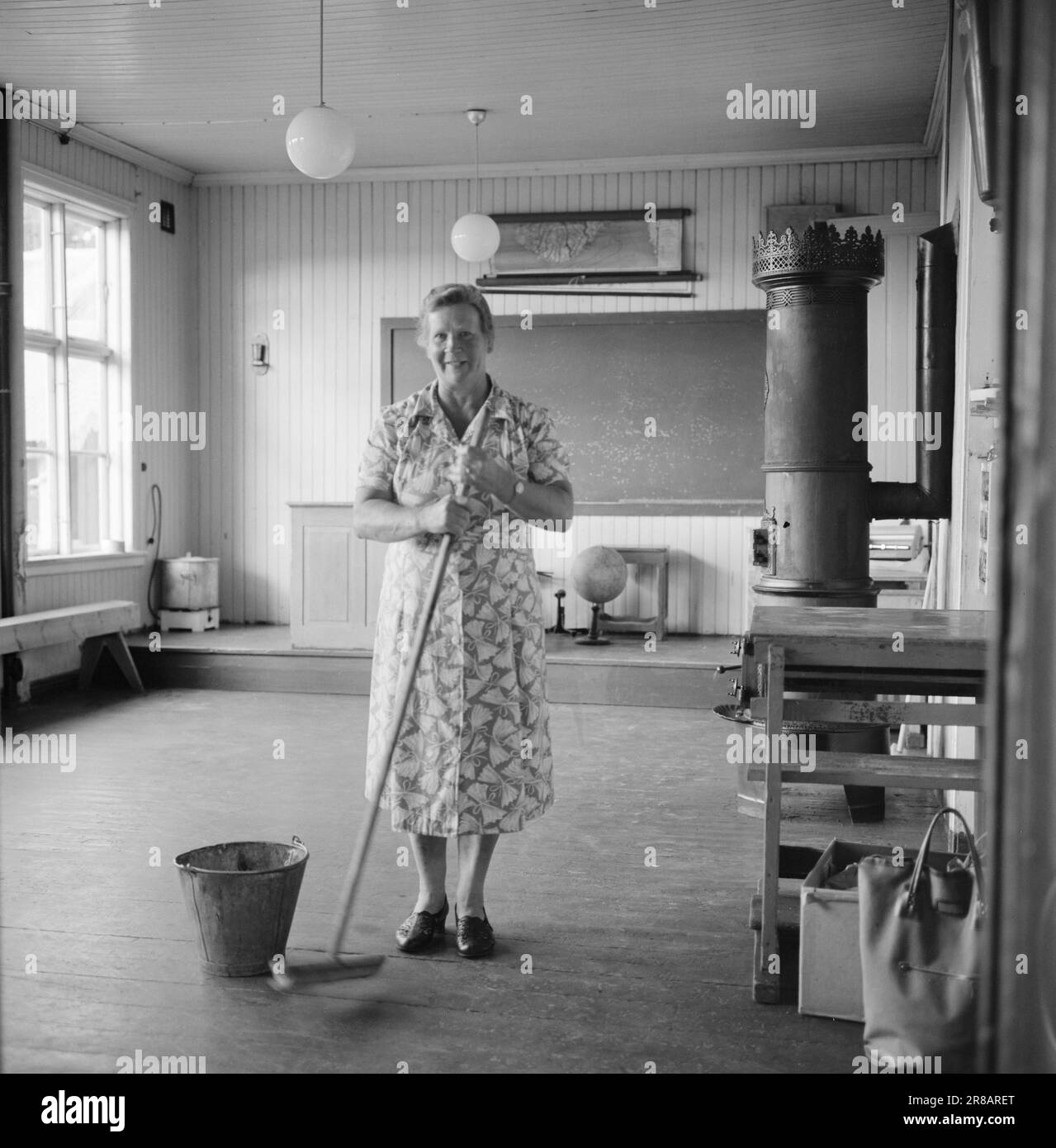 Effettivo 38-2-1960: Costo un anno scioperi della scuola può avere ragioni diverse, ma quelli che pagano sono i bambini. In alcuni casi, i genitori hanno insegnato ai bambini a casa, ma le autorità scolastiche non sono state in grado di accettarlo come insegnamento, per cui i bambini in questione hanno dovuto iniziare in una classe che avrebbero dovuto iniziare l'anno scorso. La moglie del janitor della vecchia scuola di Gretviken, Emma Sundet, ha detto: 'I bambini pensano che qui sia troppo freddo' e abbiamo anche pensato che l'edificio scolastico fosse piuttosto inadatto per il suo scopo - due sale scolastiche e condizioni igieniche non igieniche, Foto Stock