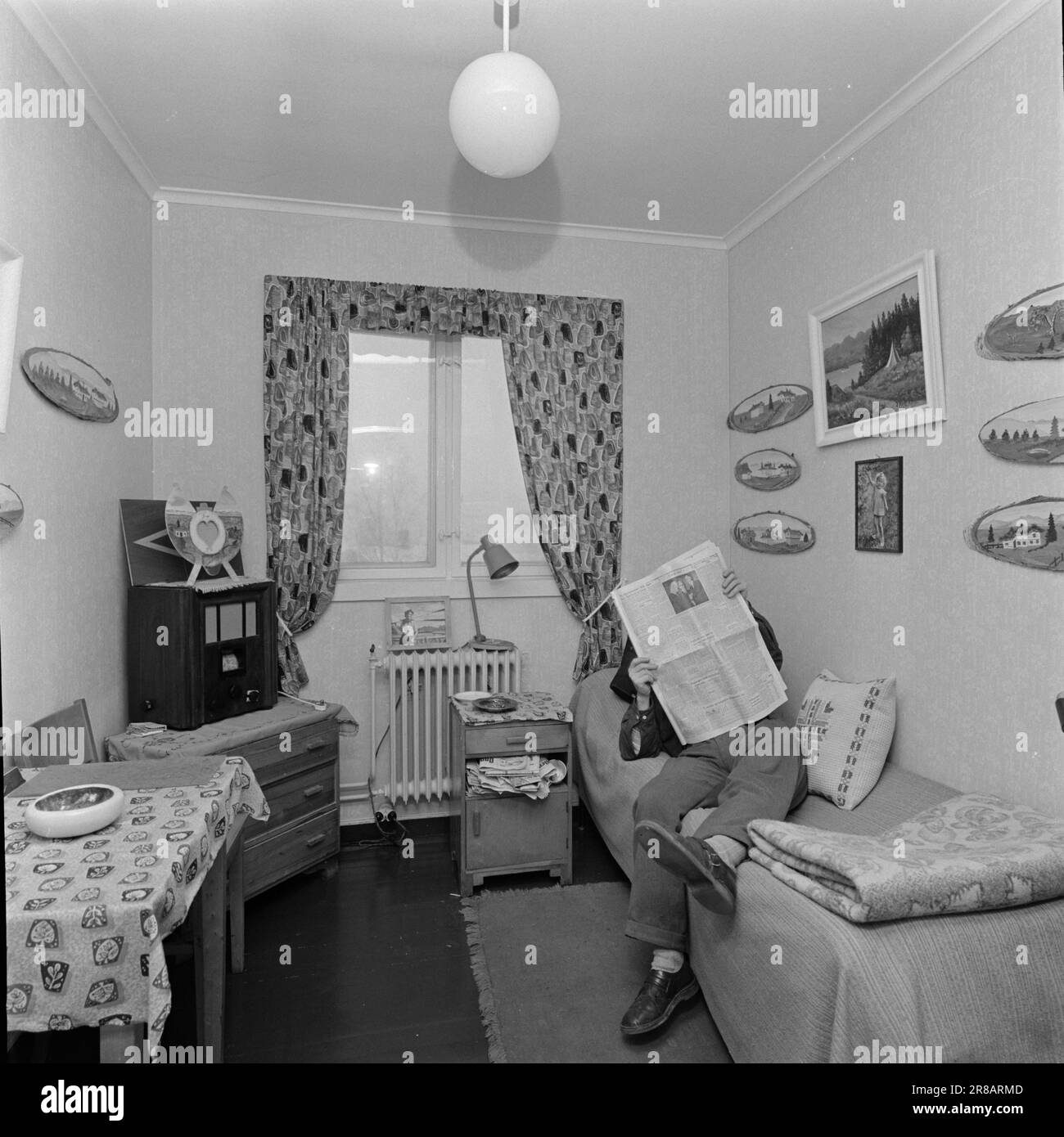 Attuale 53-3-1960: La porta della speranza è chiusa? Più di 100 vicini della casa dell'Esercito della salvezza per i prigionieri di sicurezza a FET hanno protestato. Avranno chiuso la casa, o almeno spostato. Non hanno nulla contro il fatto che i prigionieri di sicurezza siano riaiutati nella società. Non deve succedere alla FET. Pausa di mezzogiorno con lettura del giornale in camera. I prigionieri di sicurezza sono trattati e rispettati come esseri umani. Foto: Ivar Aaserud / Aktuell / NTB ***FOTO NON ELABORATA*** Foto Stock