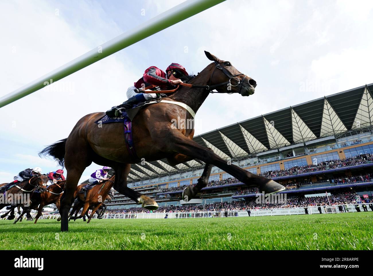 L'Ascorwithnoname guidato da William Buick vince l'Ascot Stakes durante il primo giorno del Royal Ascot all'ippodromo di Ascot, Berkshire. Data immagine: Martedì 20 giugno 2023. Foto Stock