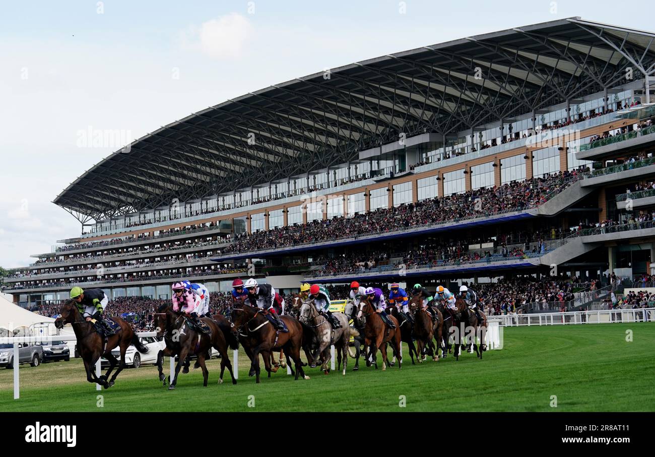 Corridori e cavalieri in azione durante l'Ascot Stakes durante il giorno uno del Royal Ascot all'ippodromo di Ascot, Berkshire. Data immagine: Martedì 20 giugno 2023. Foto Stock