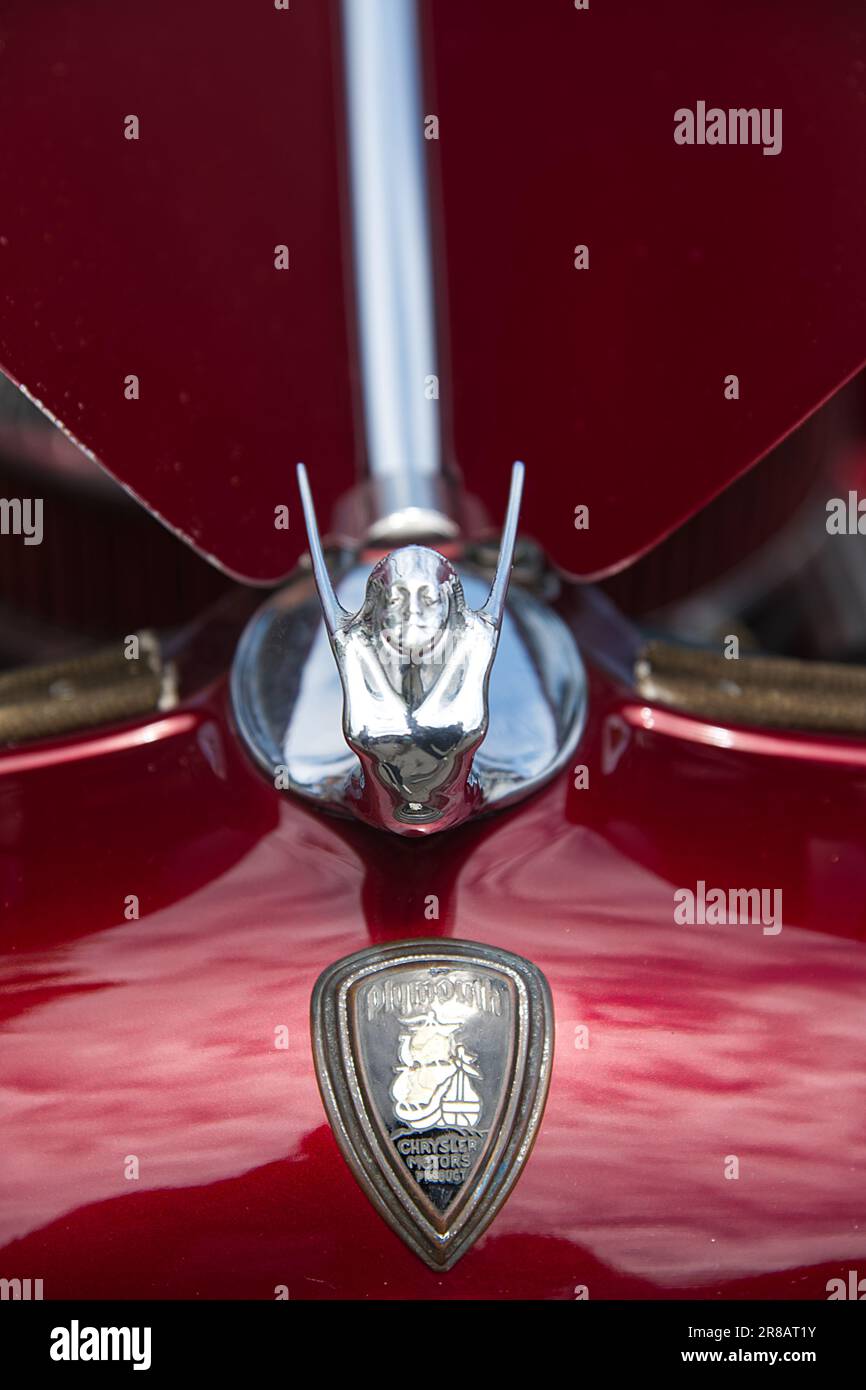 Father's Day Auto Show - Hyannis, Massachusetts, Cape Cod - USA. Ornamento cofano di un'automobile Chrysler in esposizione. Foto Stock