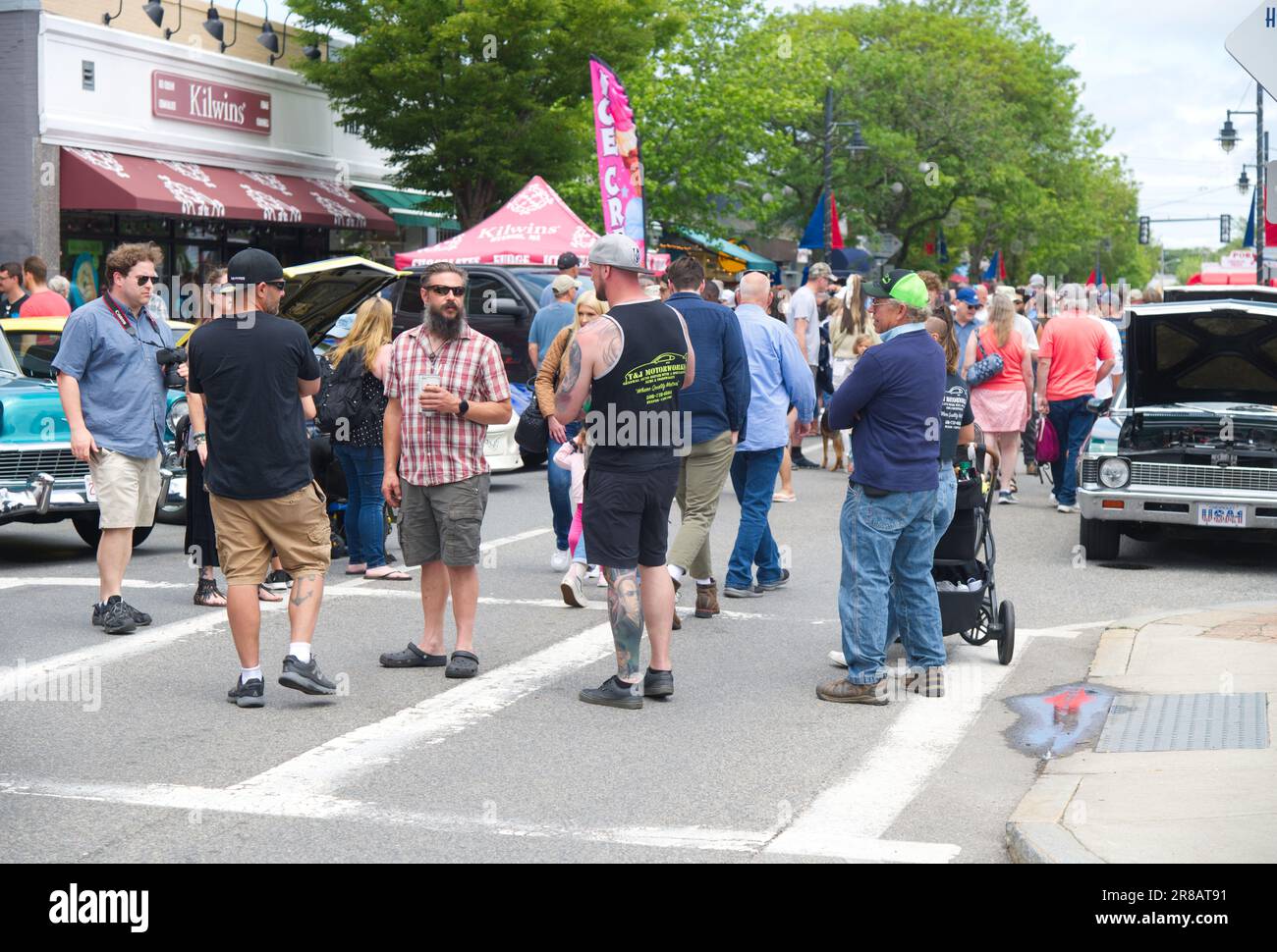 Father's Day Auto Show - Hyannis, Massachusetts, Cape Cod - USA. La folla lungo Main Street Foto Stock