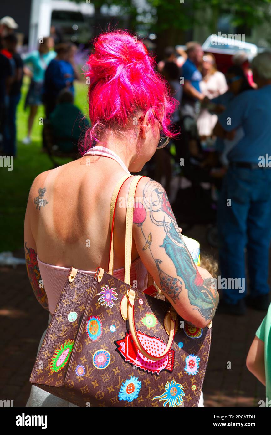 Father's Day Auto Show - Hyannis, Massachusetts, Cape Cod - USA, Una ragazza con capelli rossi e tatuaggi Foto Stock