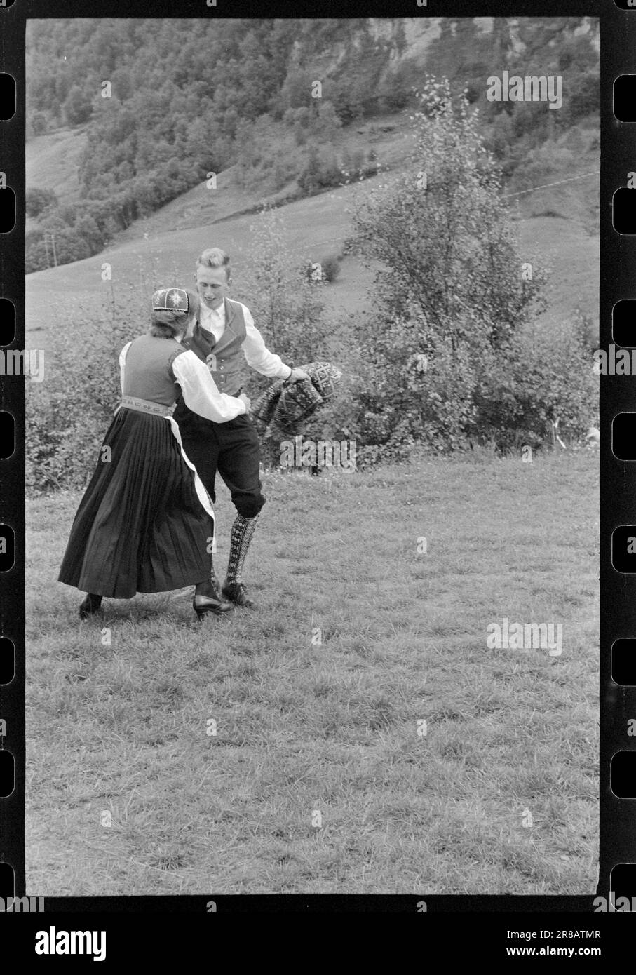 Corrente 33-2-1960: Processione nuziale in Hardanger. Synnøve Hauge e Samson Bjørke si sposarono nella chiesa di Vikøy in buona moda. Improvvisamente, un panico selvaggio ma sorridente sorge nella festa nuziale. Le due ragazze bro-the fuggono con gli effetti personali della sposa, un boom e l'abito che portava in chiesa. La tradizione è che i due assistenti dello sposo dovrebbero derubare queste cose mentre le ragazze coraggiosamente difendono che cosa sono assegnati per preoccuparsi. I ragazzi conquistano la loro preda e vengono premiati con due calzini come trofei di vittoria. Li indossano durante il resto della festa - ovviamente facilmente visibili. Foto: Foto Stock