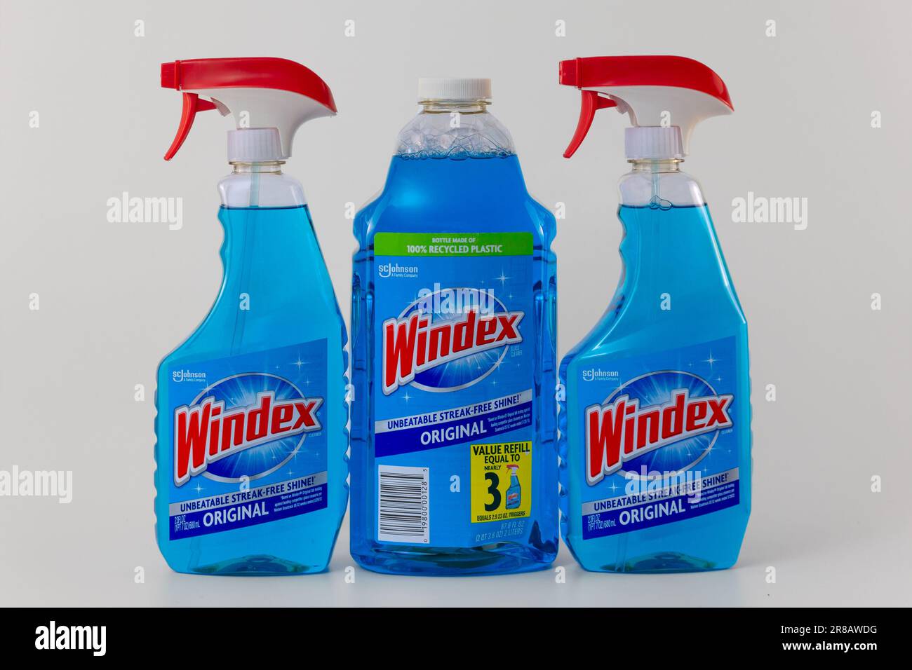 ST. PAUL, MN, USA - 9 GIUGNO 2023: Contenitori Windex Glass Cleaner e logo del marchio. Foto Stock