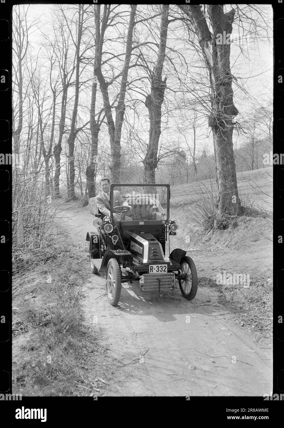 Attuale 23-2-1960 : Nizza annata su ruote Reidar Frønsdal è il felice proprietario della più antica auto norvegese del vecchio famoso marchio De Dion Bouton. Il veicolo è immatricolato e omologato per essere utilizzato nel traffico a condizione che venga utilizzato solo alla luce del giorno. Foto: Sverre A. Børretzen / Aktuell / NTB ***FOTO NON ELABORATA*** Foto Stock