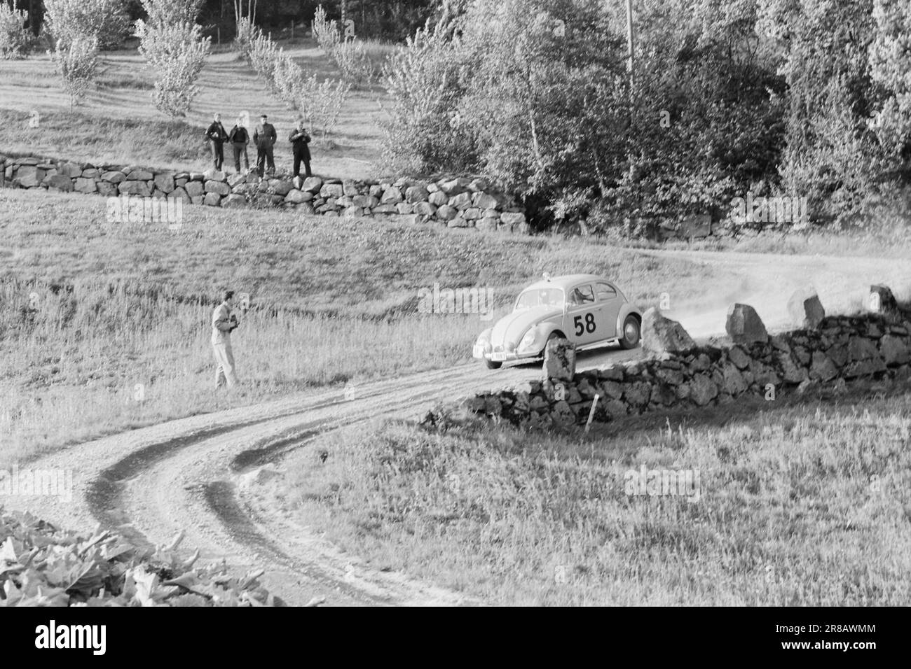 Attuale 42-3-1960: Febbre di velocità in curve strette per 42 ore, abbiamo seguito i partecipanti al Rally Viking di quest'anno, mentre hanno guidato il percorso lungo 1.850 chilometri che attraversa il sud della Norvegia, è stato ore di dramma, eccitazione - e febbre di velocità. Foto: Ivar Aaserud / Aktuell / NTB ***FOTO NON ELABORATA*** Foto Stock