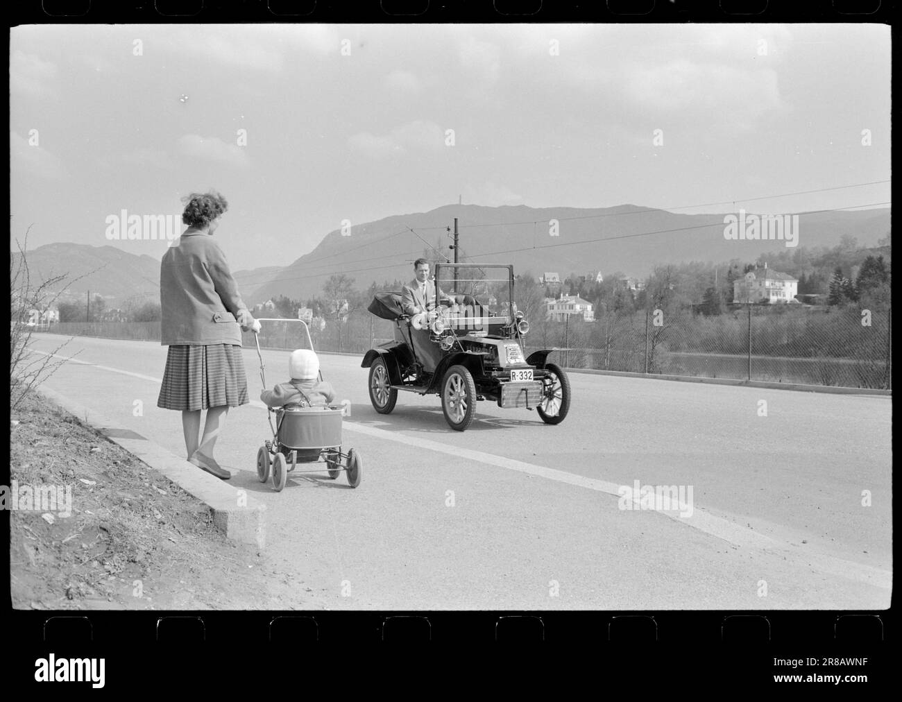 Attuale 23-2-1960 : Nizza annata su ruote Reidar Frønsdal è il felice proprietario della più antica auto norvegese del vecchio famoso marchio De Dion Bouton. Il veicolo è immatricolato e omologato per essere utilizzato nel traffico a condizione che venga utilizzato solo alla luce del giorno. Foto: Sverre A. Børretzen / Aktuell / NTB ***FOTO NON ELABORATA*** Foto Stock