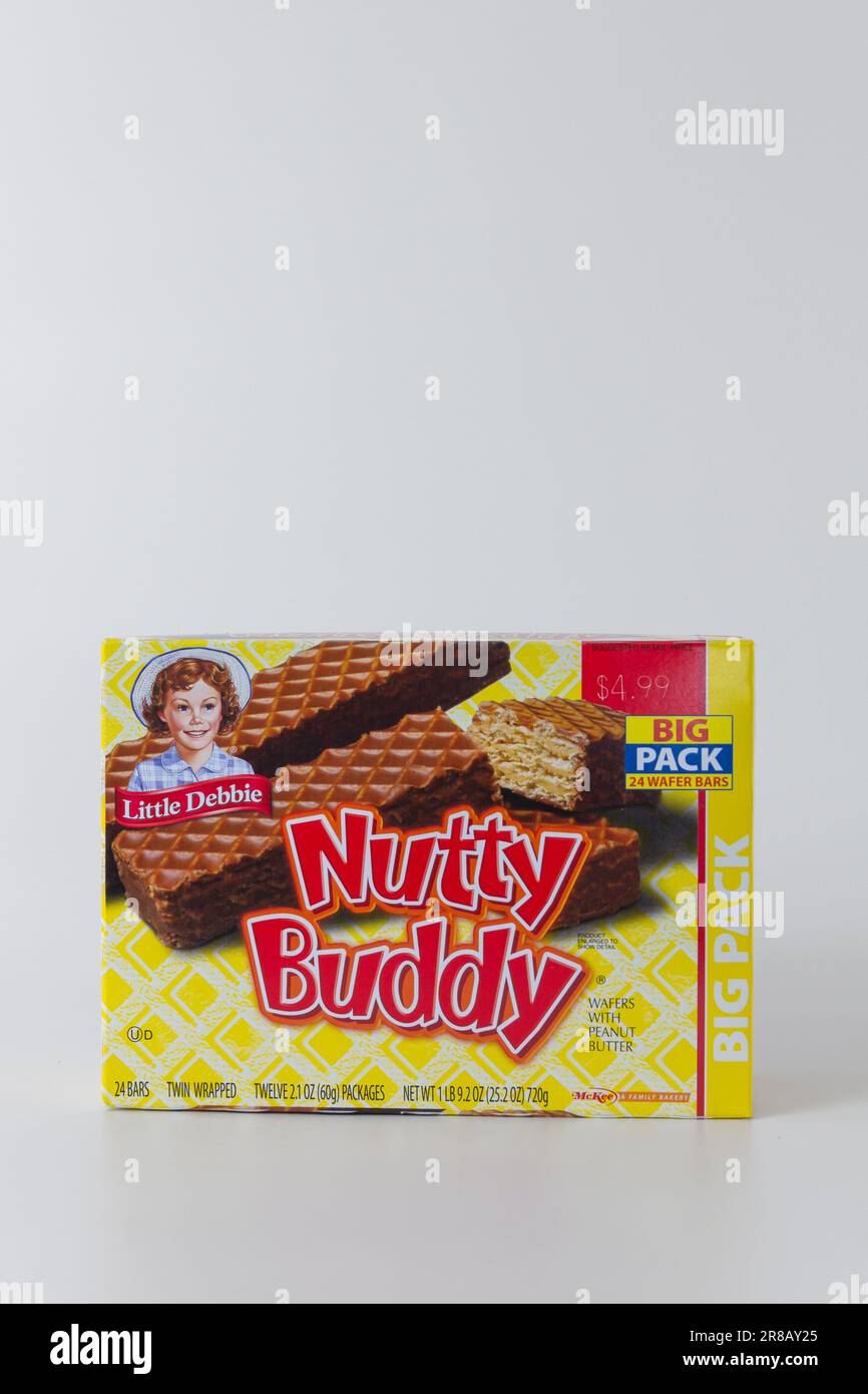 ST. PAUL, MN, USA - 4 GIUGNO 2023: Little Debbie Nutty Buddy Crackers e il logo del marchio. Foto Stock