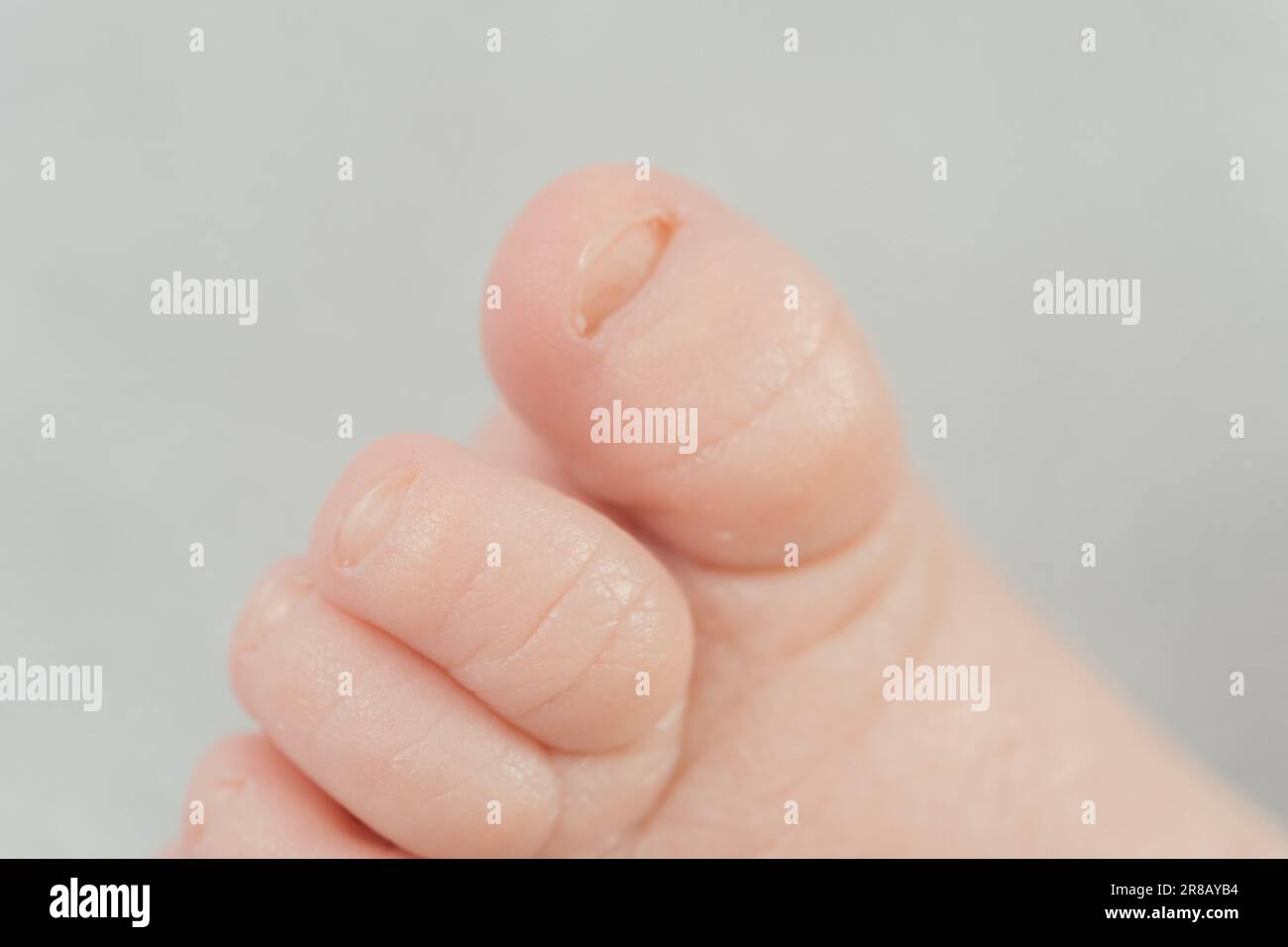 Immagine ravvicinata delle dita dei piedi più piccole di un neonato, con particolare attenzione al dettaglio della pelle delicata Foto Stock