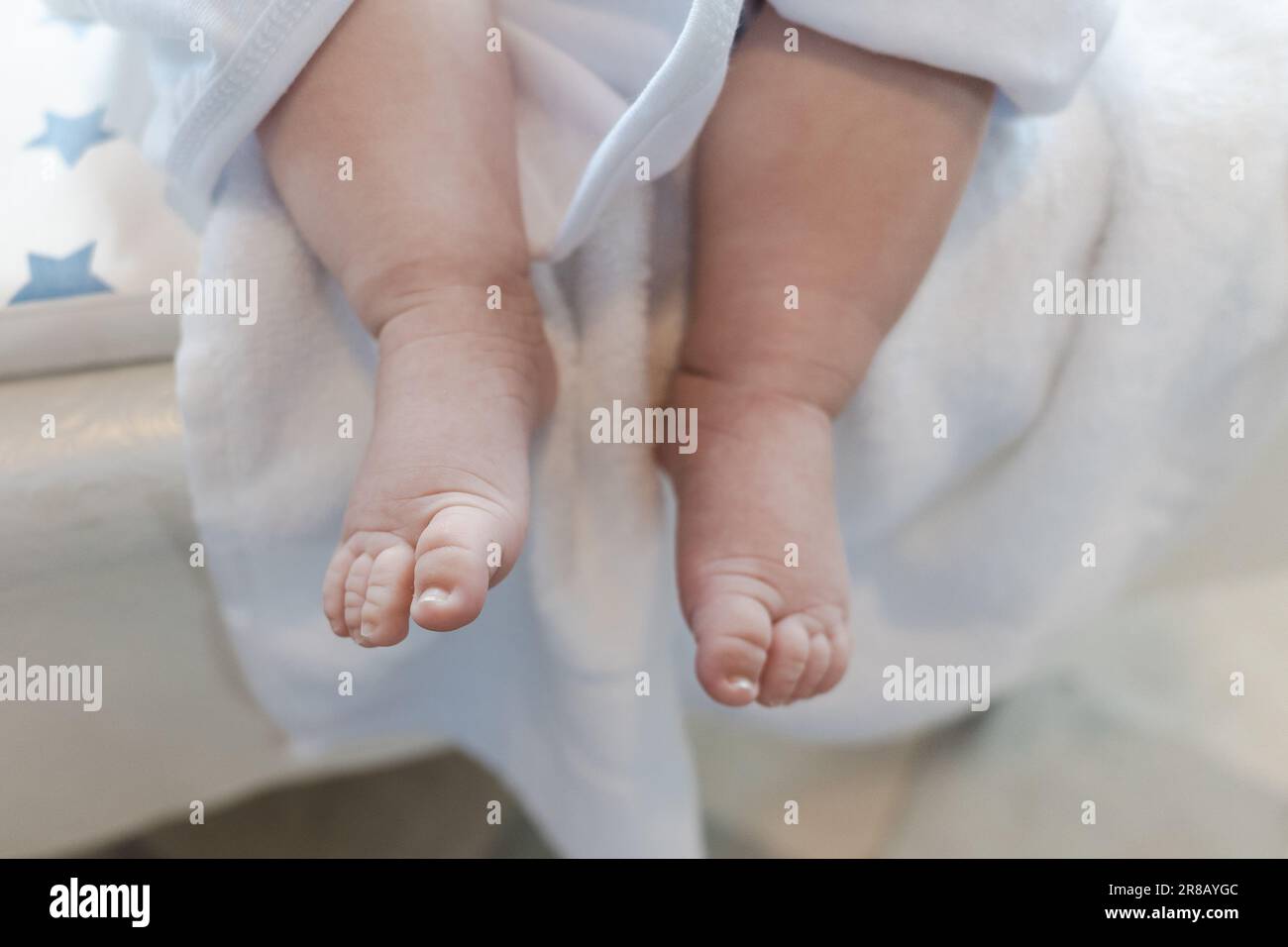 Un primo piano dei piedi piccoli di un neonato Foto Stock