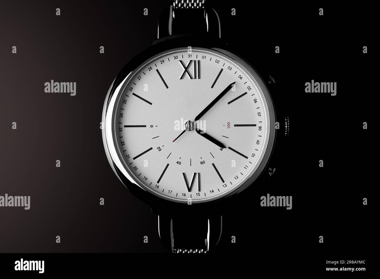 Un primo piano di un orologio da polso analogico dall'aspetto delicato con quadrante bianco e nero Foto Stock Un primo piano di un orologio da polso analogico dall'aspetto delicato con quadrante bianco e nero Foto Stock