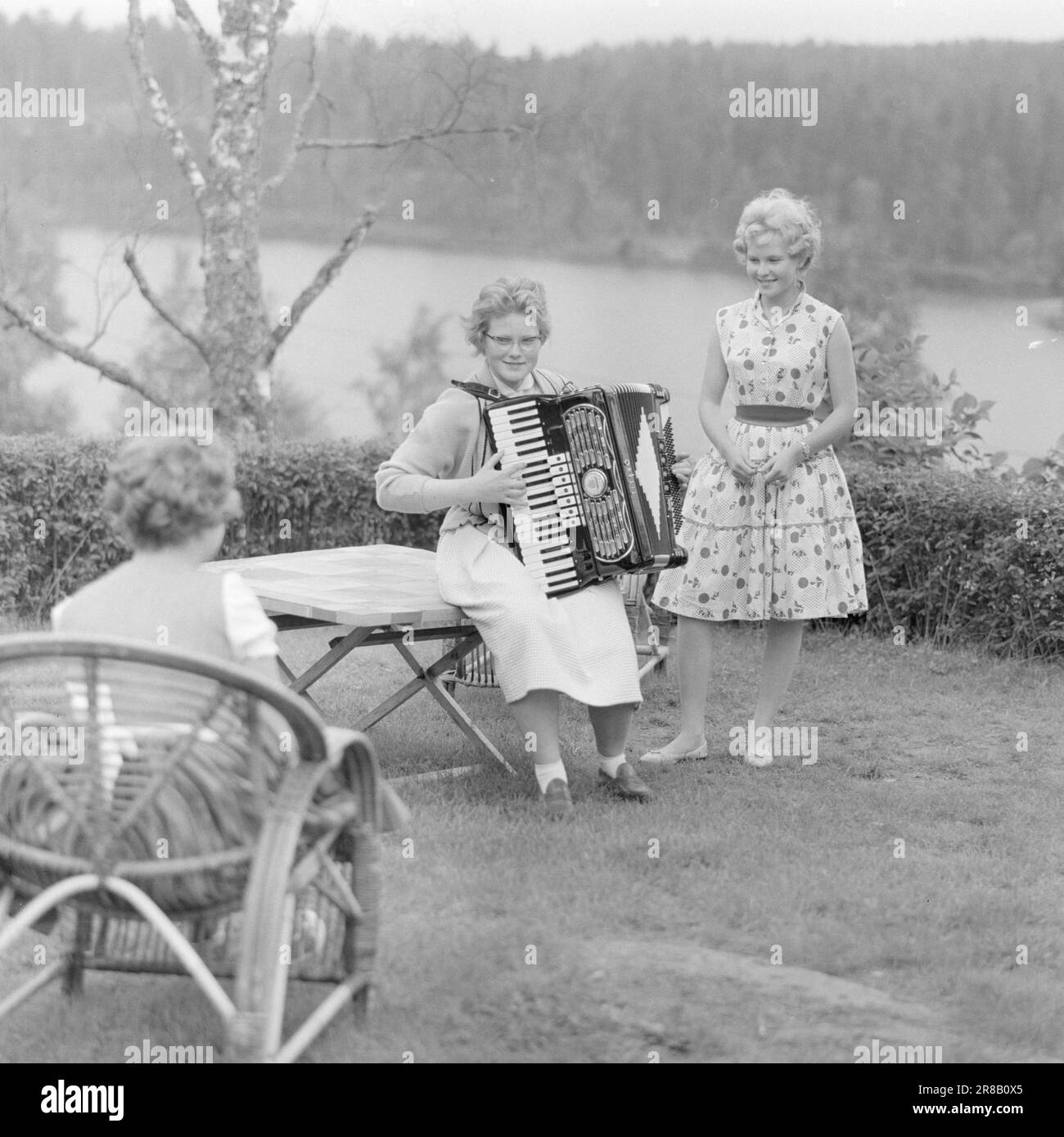 La bionda bambina da 3 a 4 anni in piedi nel giardino sulla parete di  roccia su una mattina d'estate in sun abito, STATI UNITI D'AMERICA Foto  stock - Alamy