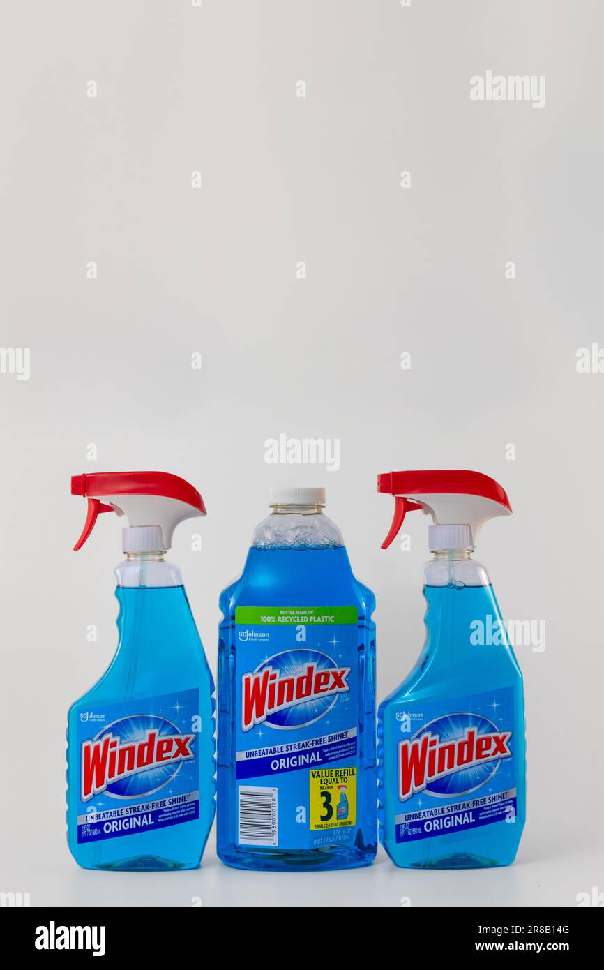 ST. PAUL, MN, USA - 9 GIUGNO 2023: Contenitori Windex Glass Cleaner e logo del marchio. Foto Stock