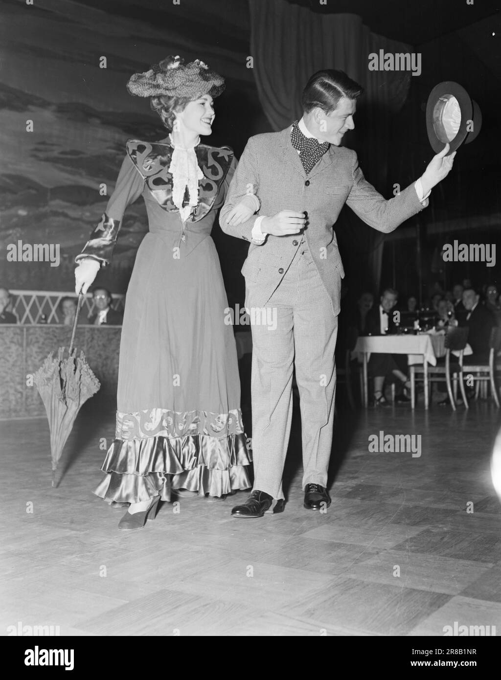 Attuale 22-1950: Questo è quello che abbiamo visto. Oslo Skredderlaug ha celebrato il suo anniversario un breve anniversario della città di agothe 900th anni con una grande parata in costume, a forma di cavalcata di moda da tempi passati. Splendidi manichini e studenti maschi del Nationaltheatert, ci hanno mostrato i costumi da 300 anni fino ad oggi. I costumi storici erano in prestito dal Teatro Nazionale e dal Museo d'Arte e industria. LA GRANDE PARATA DEL COSTUME organizzata dalla corporazione di sartoria di Oslo all'arcobaleno di Oslo comprendeva anche una bella coppia dell'inizio del secolo. Foto: Sverre A. Foto Stock