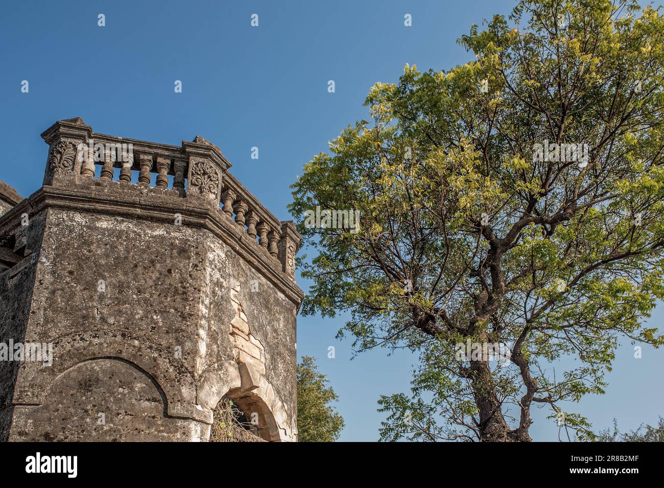 01 05 2009 vecchie rovine rotto costruzione di pietra del magazzino ferroviario Lunidhar Saurashtra Gujarat India Asia. Foto Stock