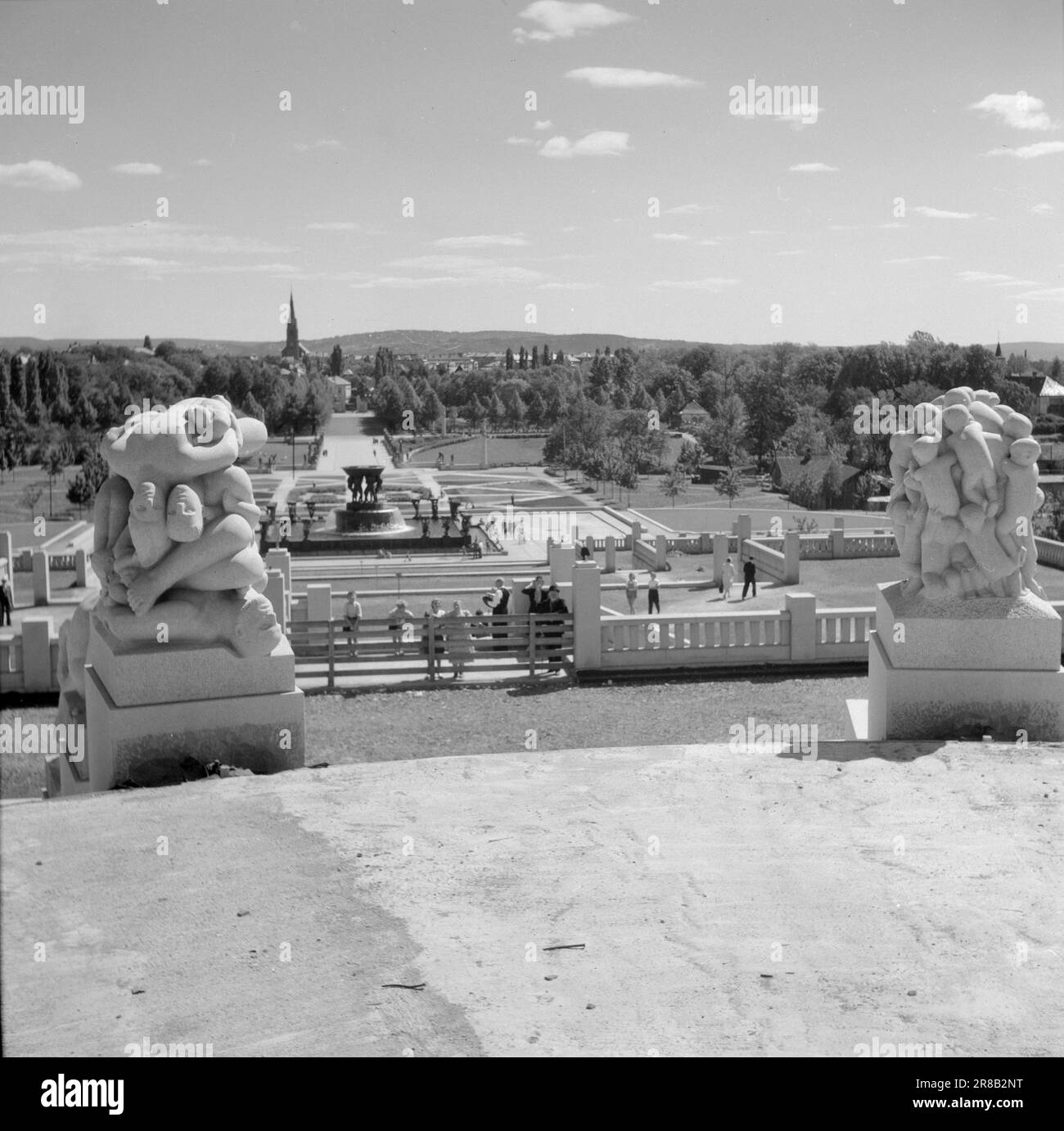 Corrente 16-1947: La pianta di Vigelands, scandaloso o brillantooltre il corso dell'estate, la pianta di Vigeland a Frognerparken è cresciuta abbastanza considerevolmente. La maggior parte delle 36 sculture che circondano il monolito sono state messe in atto, la fontana ha ricevuto acqua, e la lavorazione degli spazi intorno alla fontana e il monolito è in corso. I turisti vi affollano nelle loro centinaia e migliaia. Se Oslo non ha nient'altro, la città ha almeno guadagnato una grande attrazione turistica nello stabilimento di Vigeland. Le opinioni sono divise tra i turisti stranieri, proprio come i norvegesi, e le onde o Foto Stock