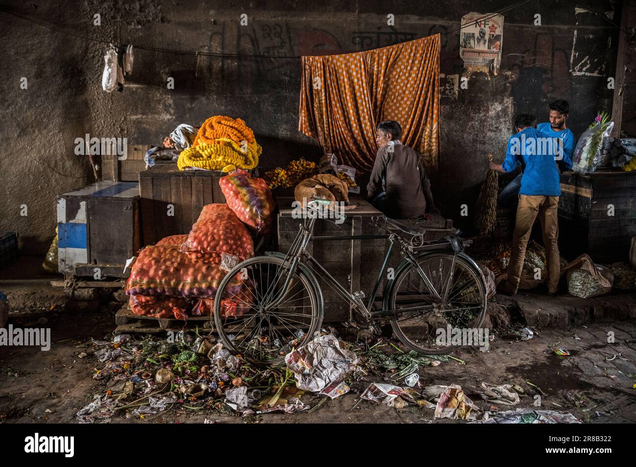 Commercianti al mercato dei fiori di Mallick Ghat a Kolkata, India Foto Stock