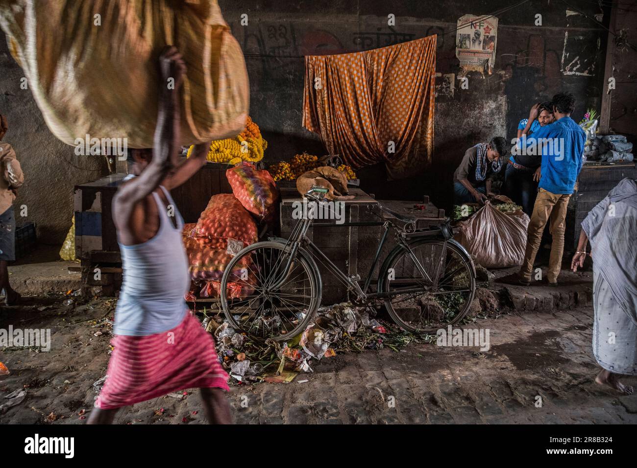 Lavoratori del mercato dei fiori di Mallick Ghat a Kolkata, India Foto Stock